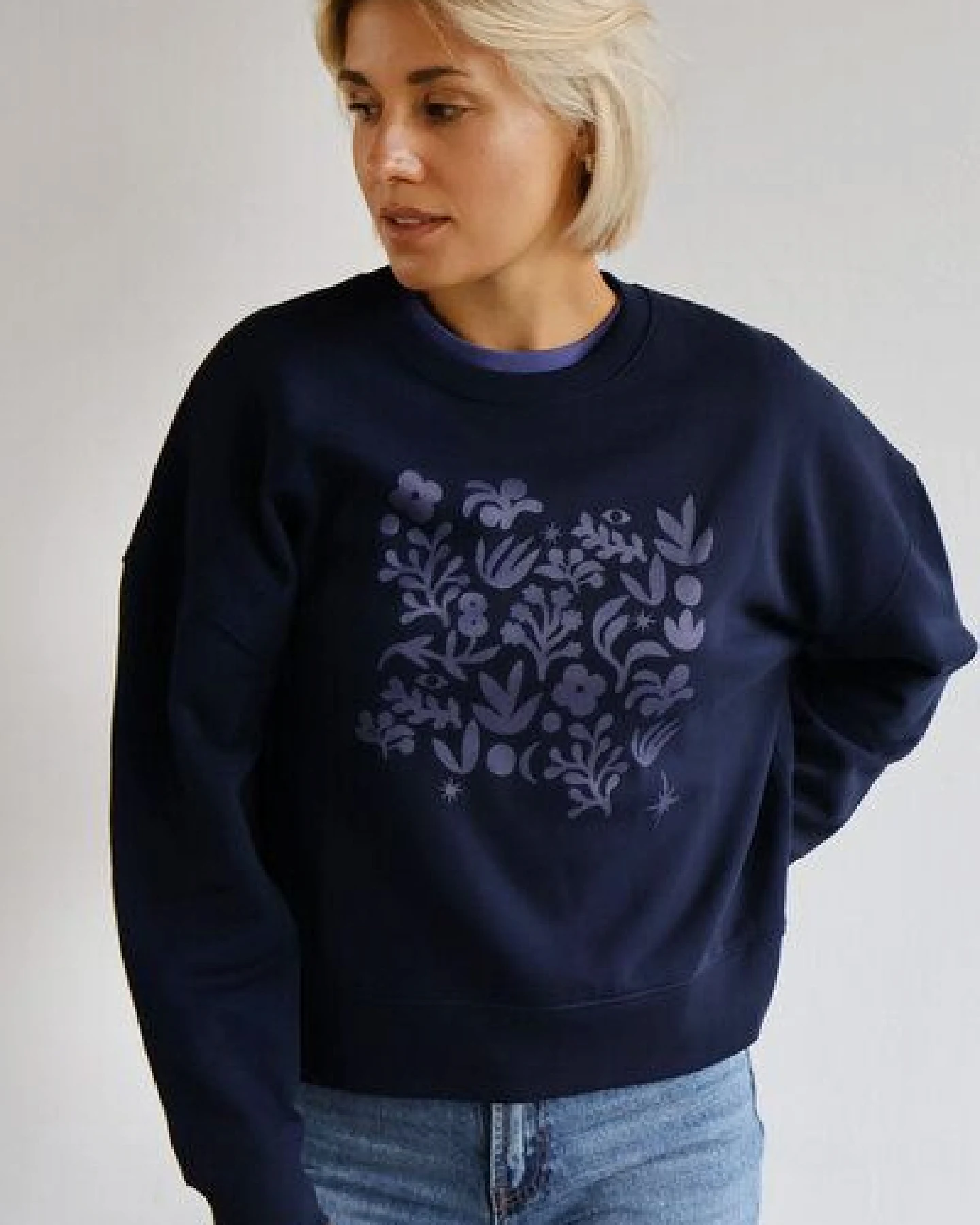 Kultgut Artdesign Boxy-Style Sweatpullover/ Flowers by Night – Ansicht 3
