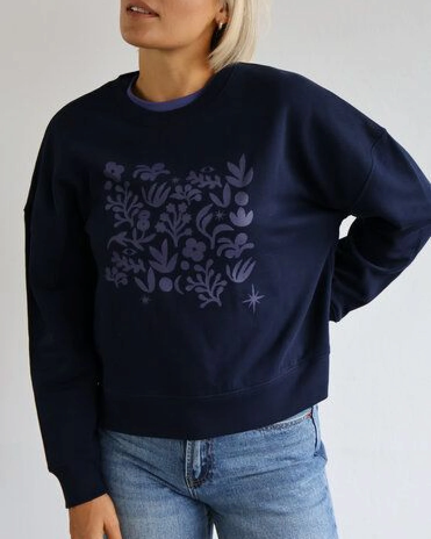 Kultgut Artdesign Boxy-Style Sweatpullover/ Flowers by Night – Ansicht 4