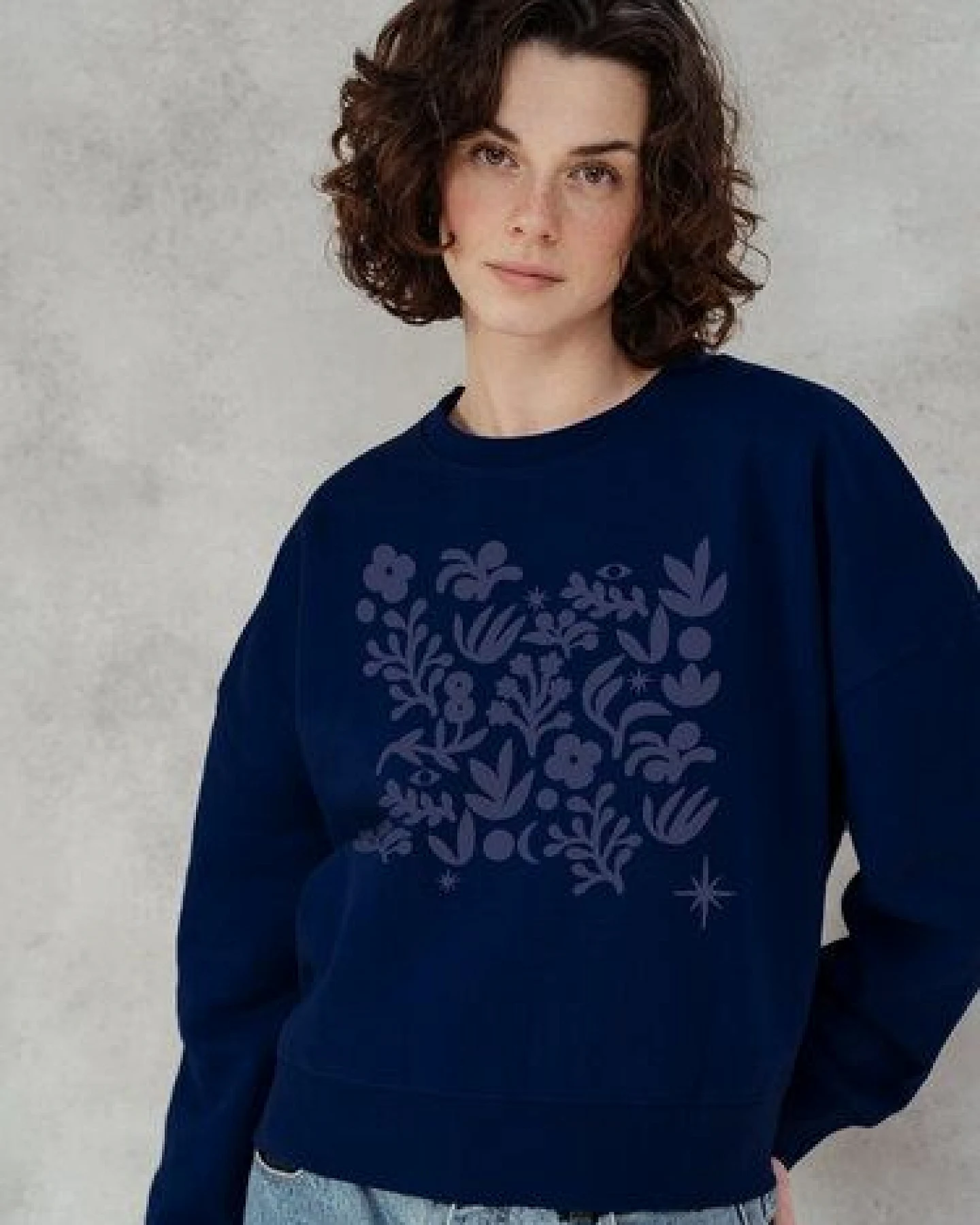Kultgut Artdesign Boxy-Style Sweatpullover/ Flowers by Night – Ansicht 2