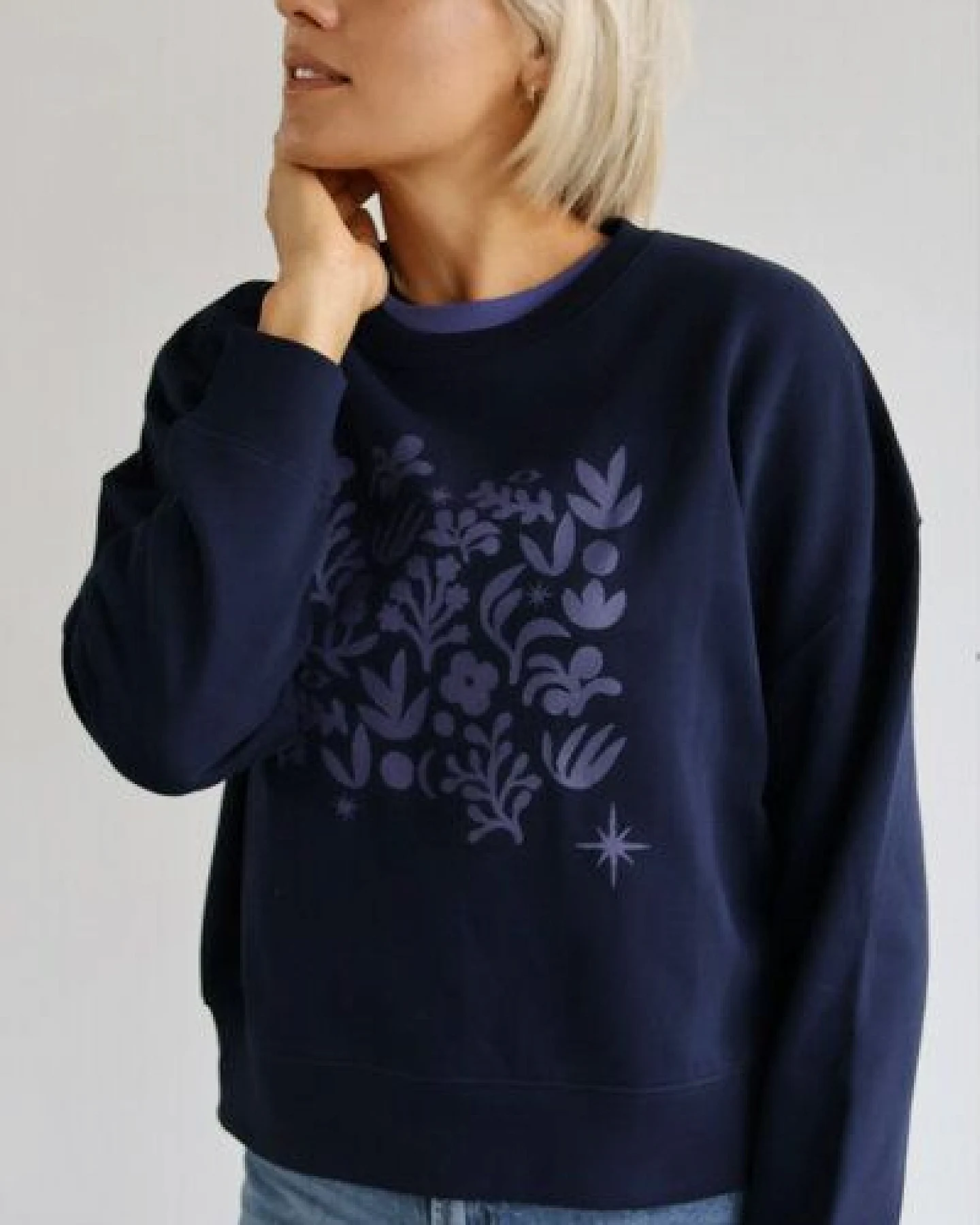 Kultgut Artdesign Boxy-Style Sweatpullover/ Flowers by Night – Ansicht 3