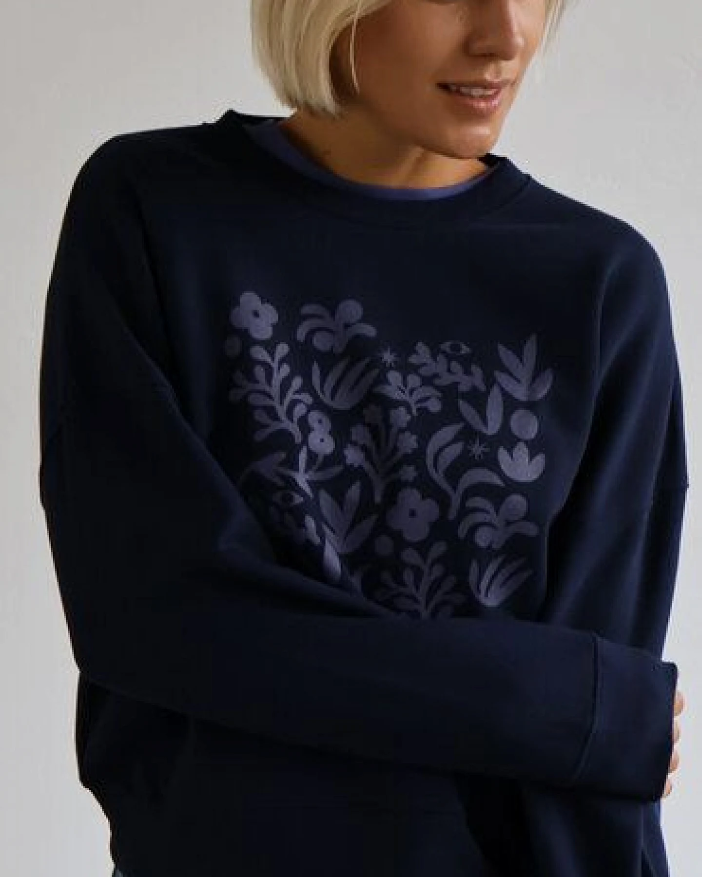 Kultgut Artdesign Boxy-Style Sweatpullover/ Flowers by Night – Ansicht 4