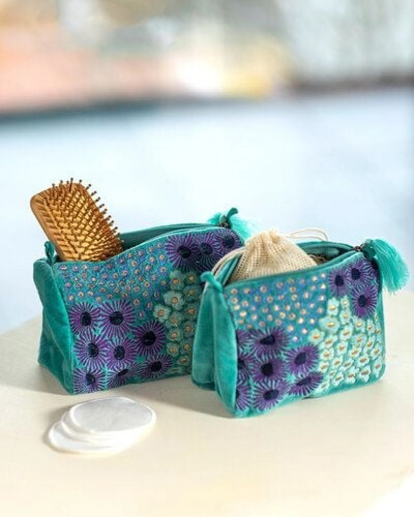 TRANQUILLO Kosmetiktasche / Samttäschchen VELVET BLOSSOMS / VELVET MEADOW (BAG309, BAG310, BAG311, BAG312) – Ansicht 2