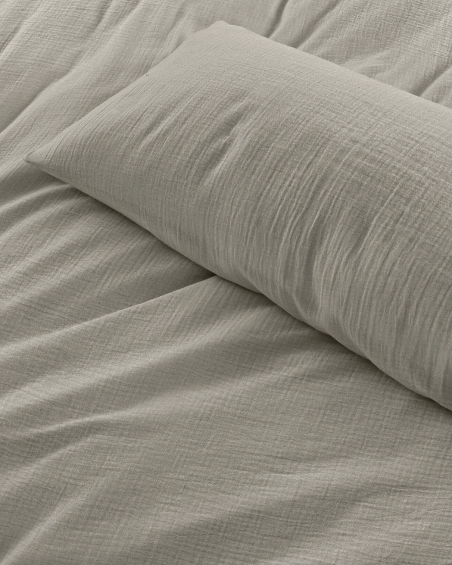 hessnatur Musselin Bettwäsche-Set aus Bio-Baumwolle - beige - Größe 200x200 / 2x40x80 cm – Ansicht 2