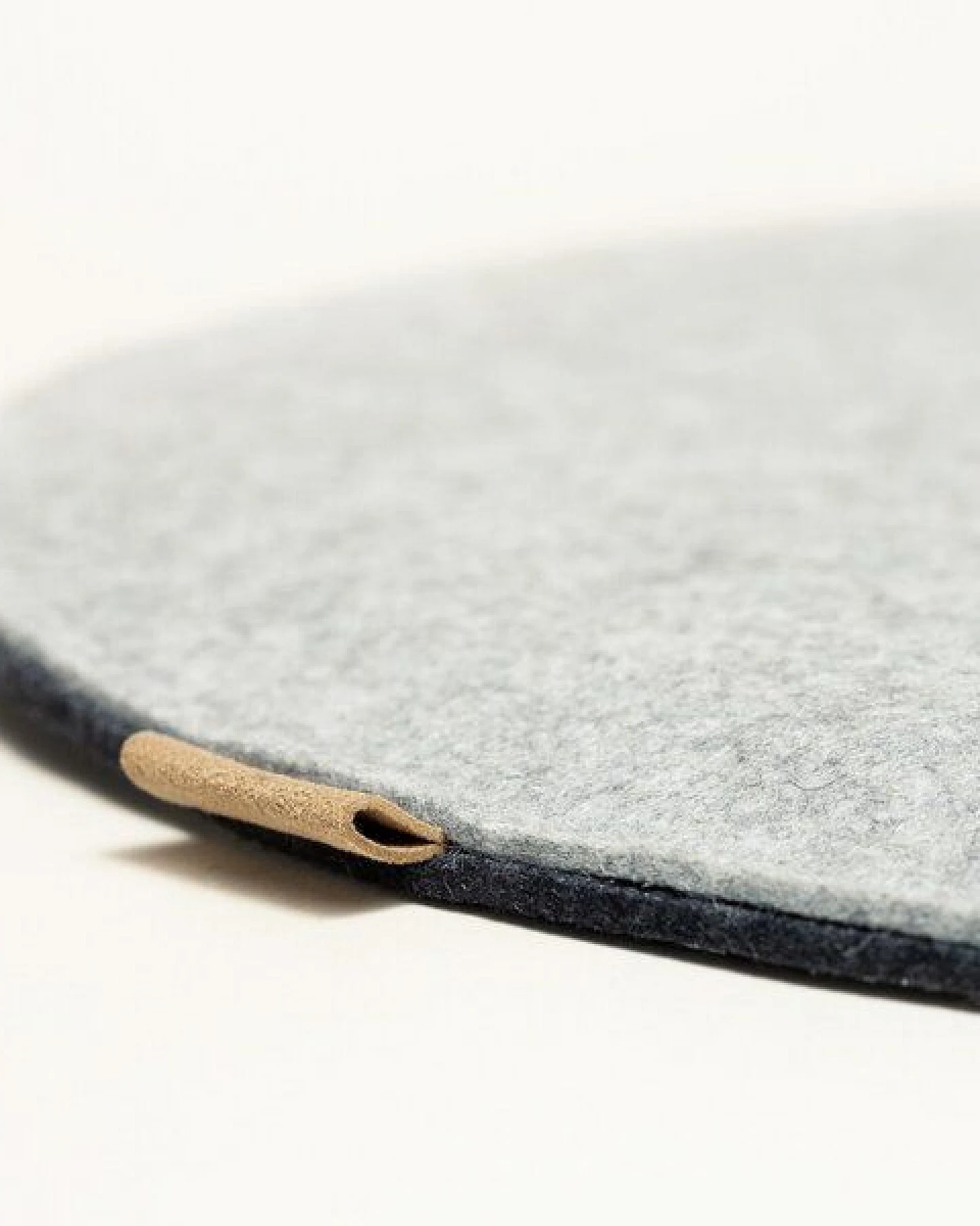 GOTTSTEIN® Filz-Sitzkissen rund aus 100% Schurwolle Stuhlkissen Ø 35 & 40 cm - Bodenkissen in 2 Farben Made in Tirol – Ansicht 4