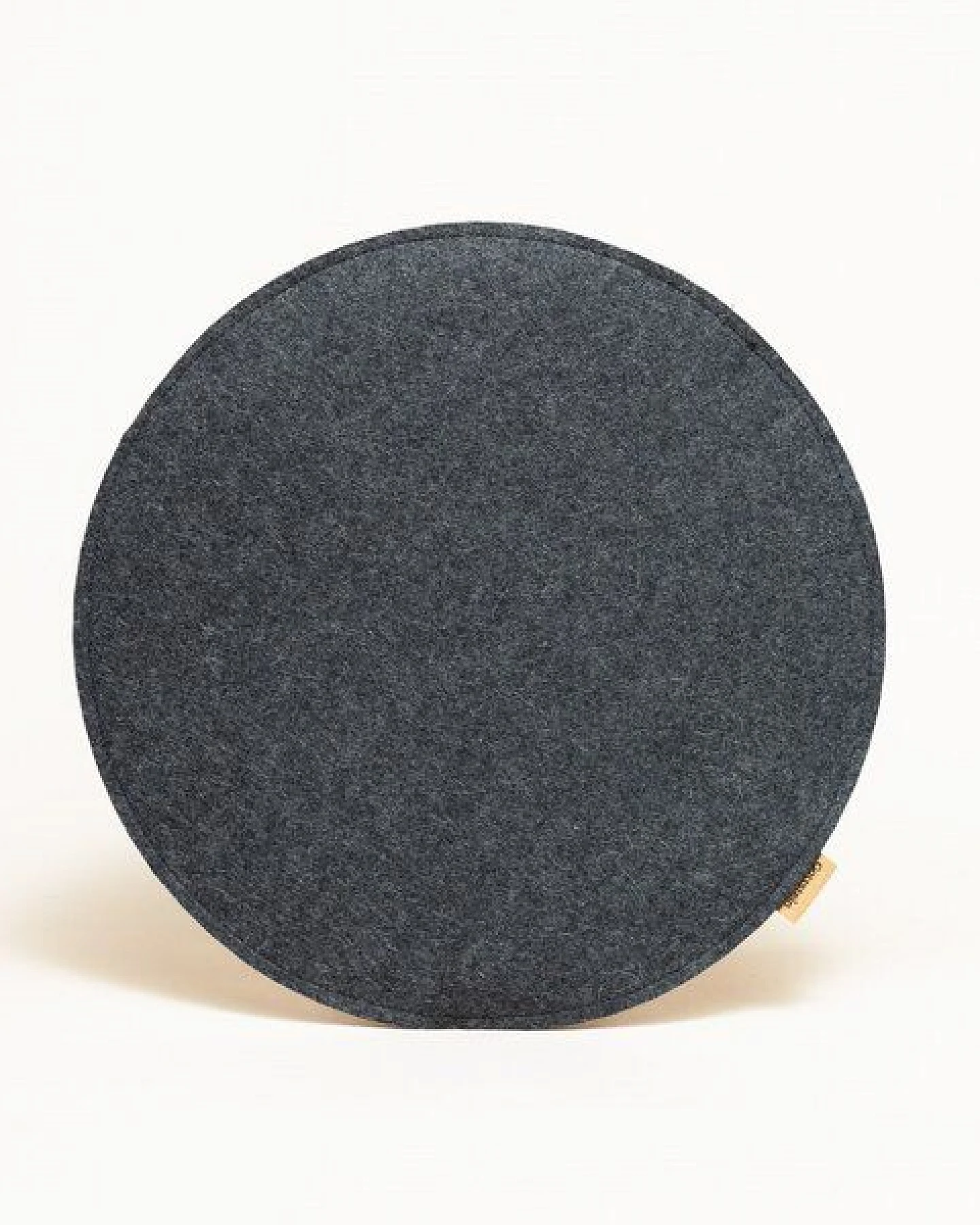 GOTTSTEIN® Filz-Sitzkissen rund aus 100% Schurwolle Stuhlkissen Ø 35 & 40 cm - Bodenkissen in 2 Farben Made in Tirol – Ansicht 3