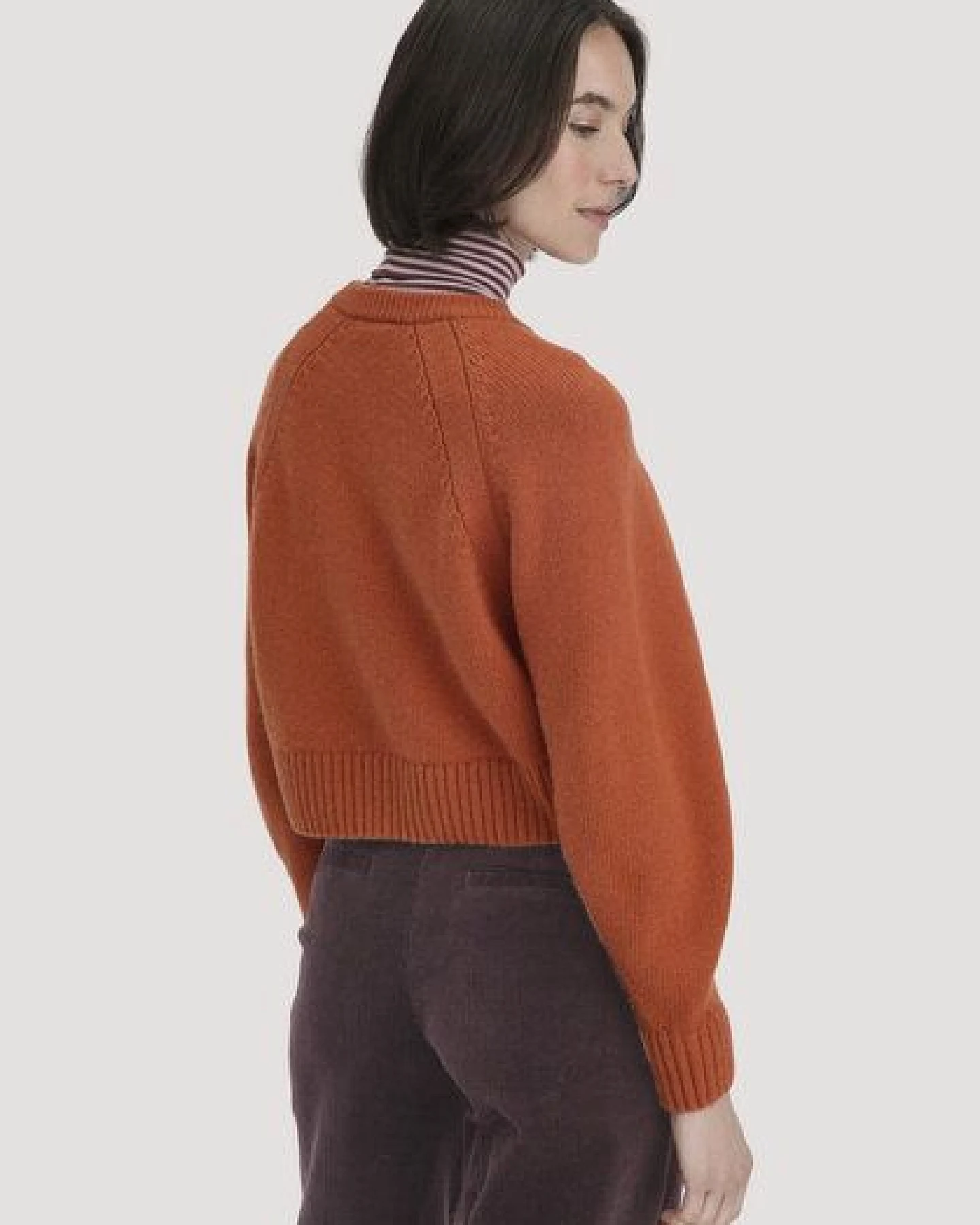 hessnatur Strick Jacke Relaxed Cropped aus Bio-Merinowolle mit Bio-Baumwolle – Ansicht 2