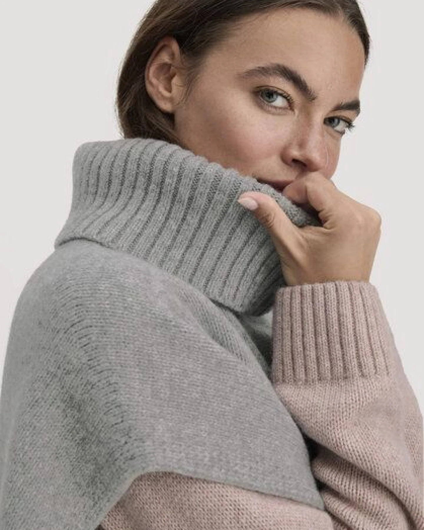 hessnatur Strick Poncho Pullover Oversize BETTER RECYCLING aus reiner Bio-Merinowolle – Ansicht 2