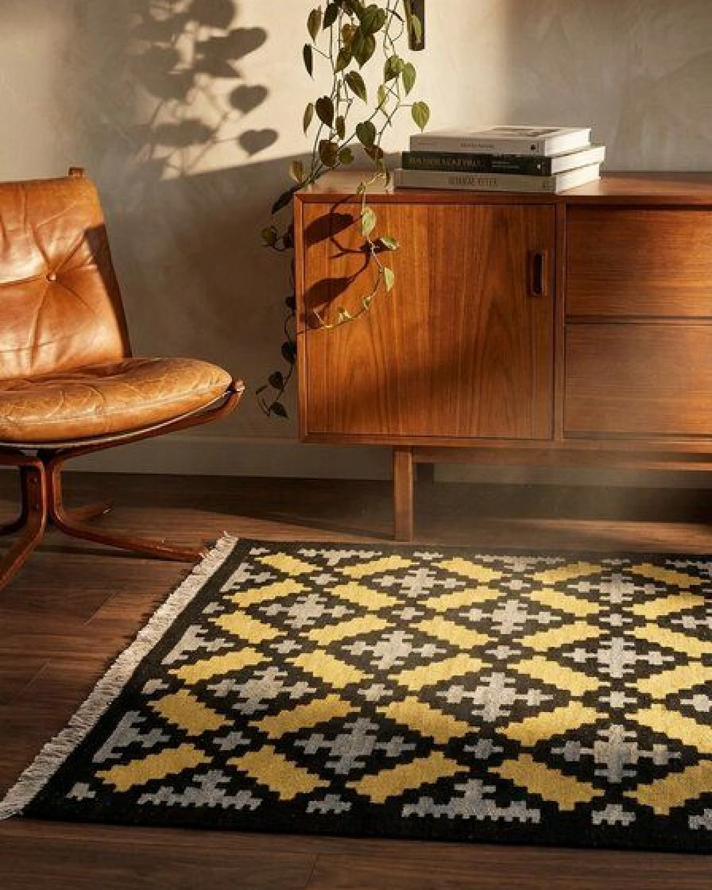 Kelim Gashgai Schwarz „Rugtales“ aus Schurwolle, 82x119 cm – Ansicht 2