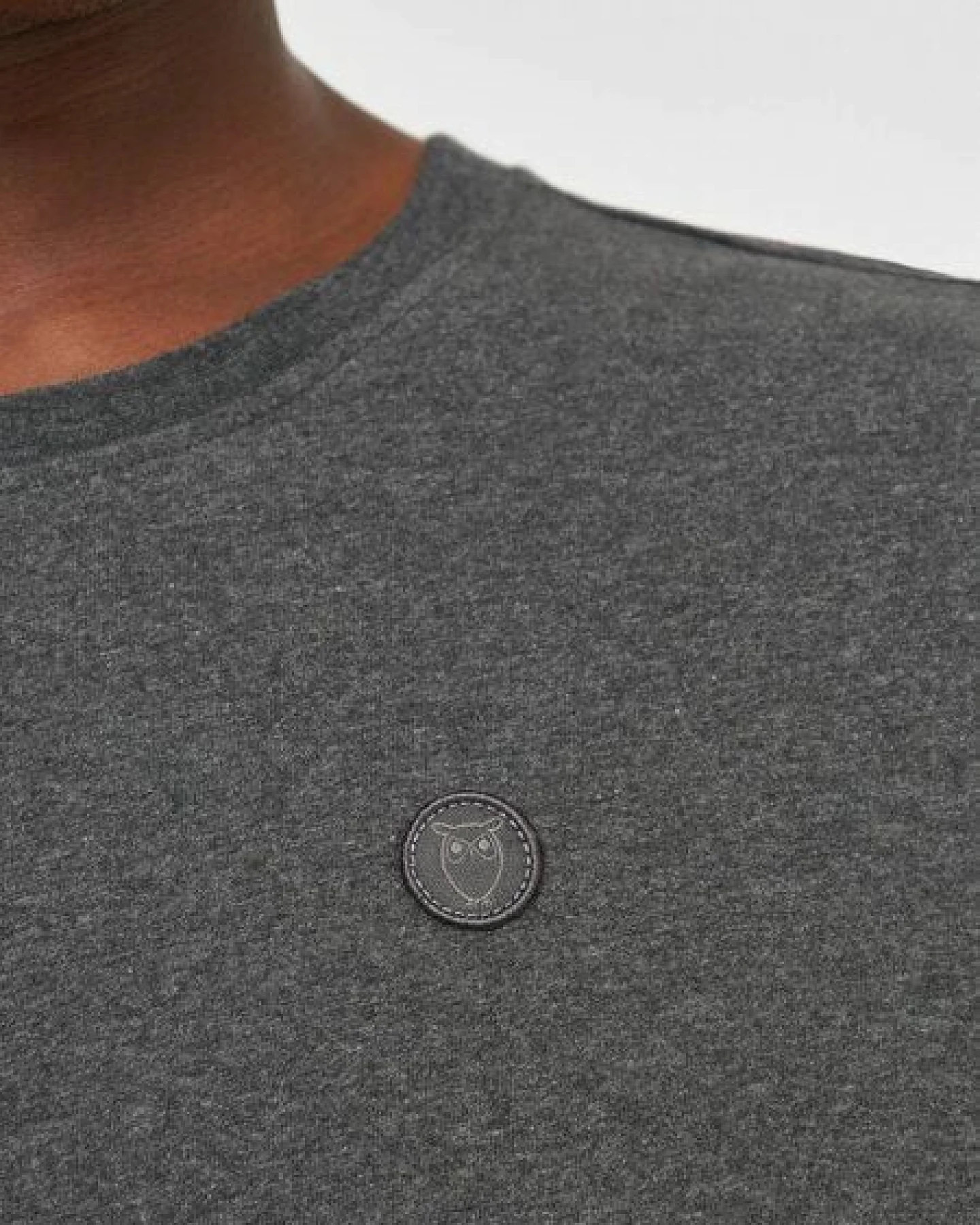 KnowledgeCotton Apparel T-Shirt LOKE Badge aus Bio-Baumwolle - ROC/GOTS/Vegan – Ansicht 4