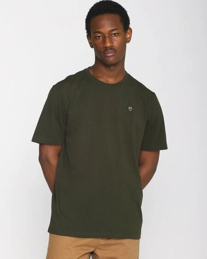 Produktseite: KnowledgeCotton Apparel T-Shirt LOKE Badge aus Bio-Baumwolle - ROC/GOTS/Vegan