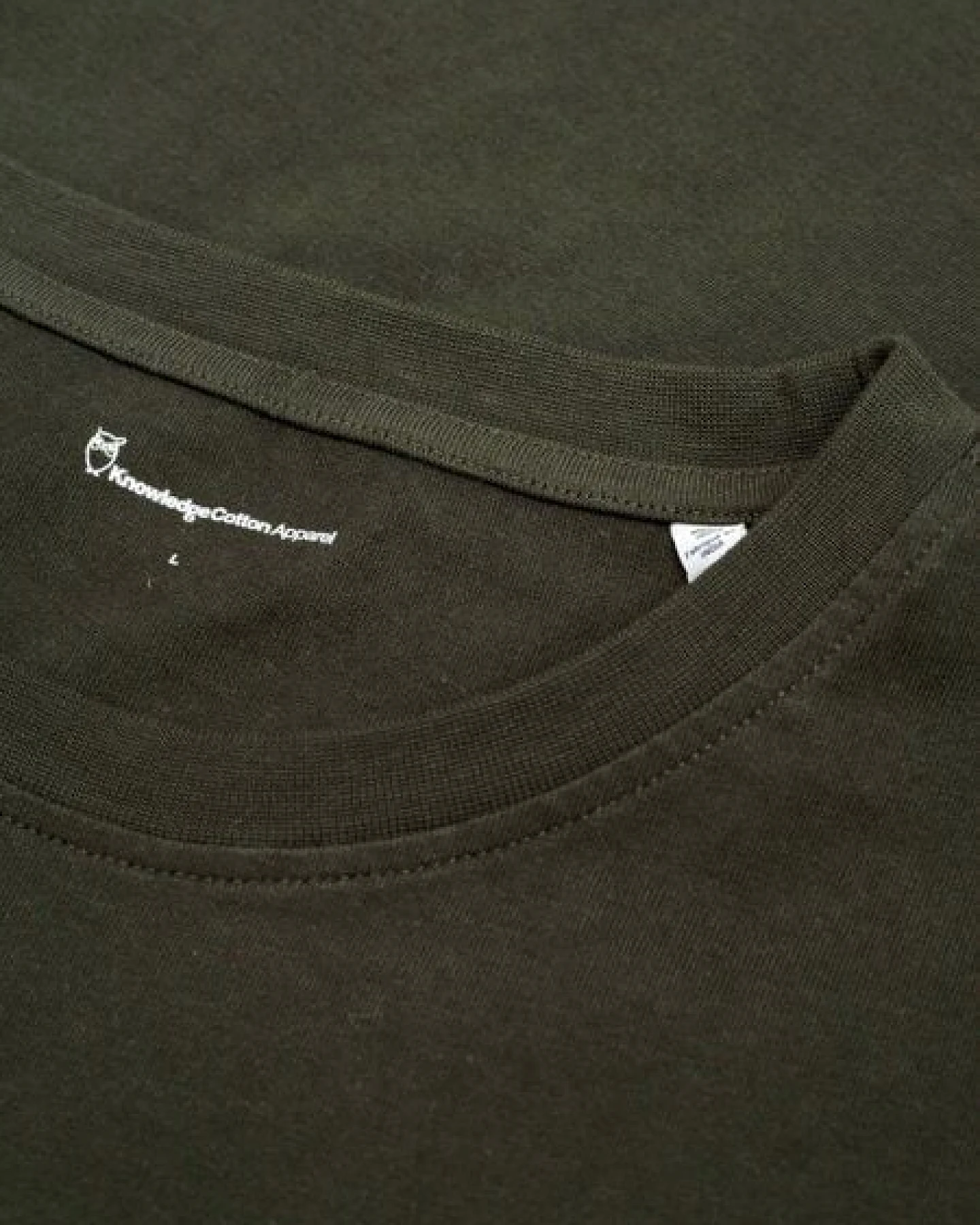 KnowledgeCotton Apparel T-Shirt LOKE Badge aus Bio-Baumwolle - ROC/GOTS/Vegan – Ansicht 4