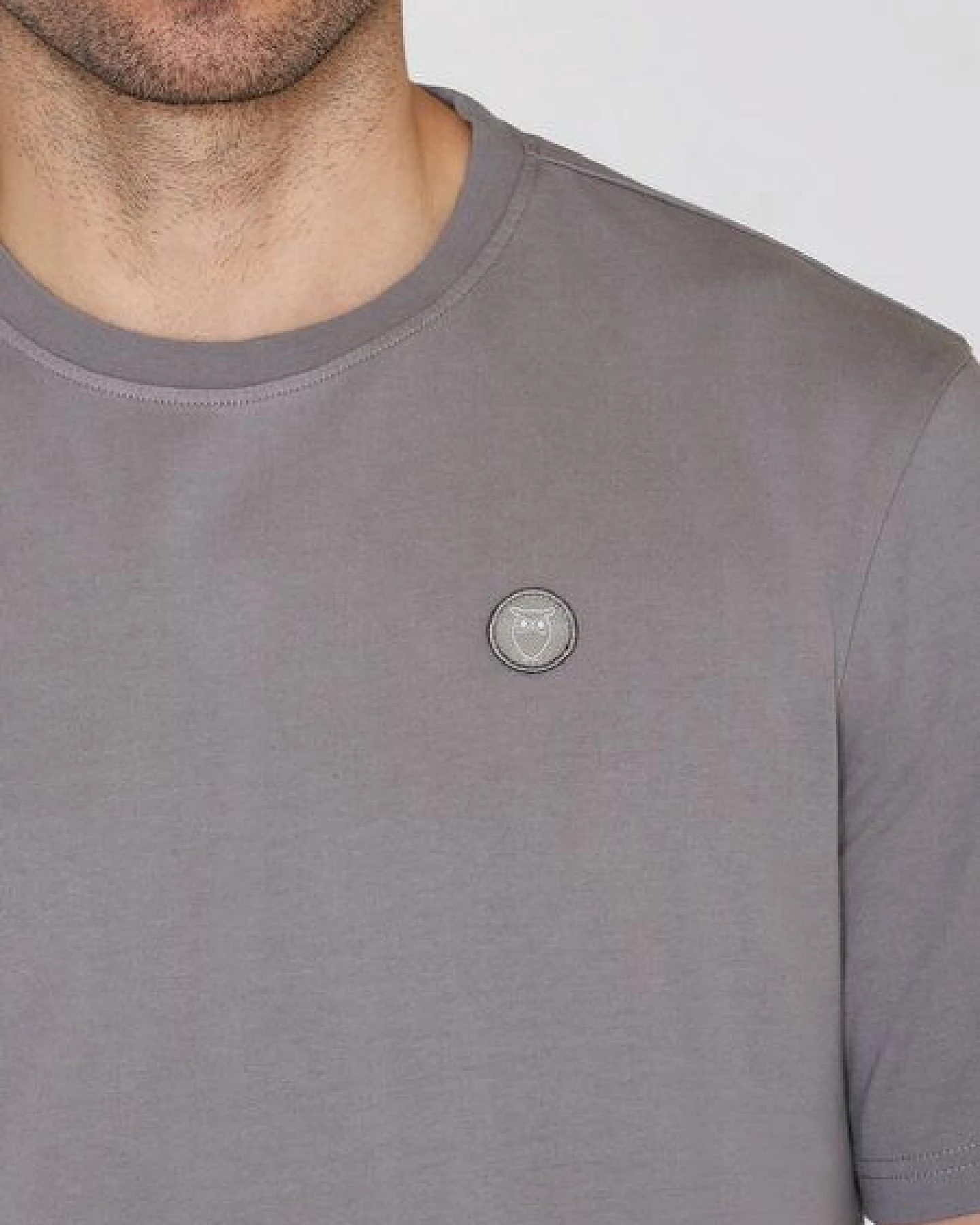 KnowledgeCotton Apparel T-Shirt LOKE Badge aus Bio-Baumwolle - ROC/GOTS/Vegan – Ansicht 4