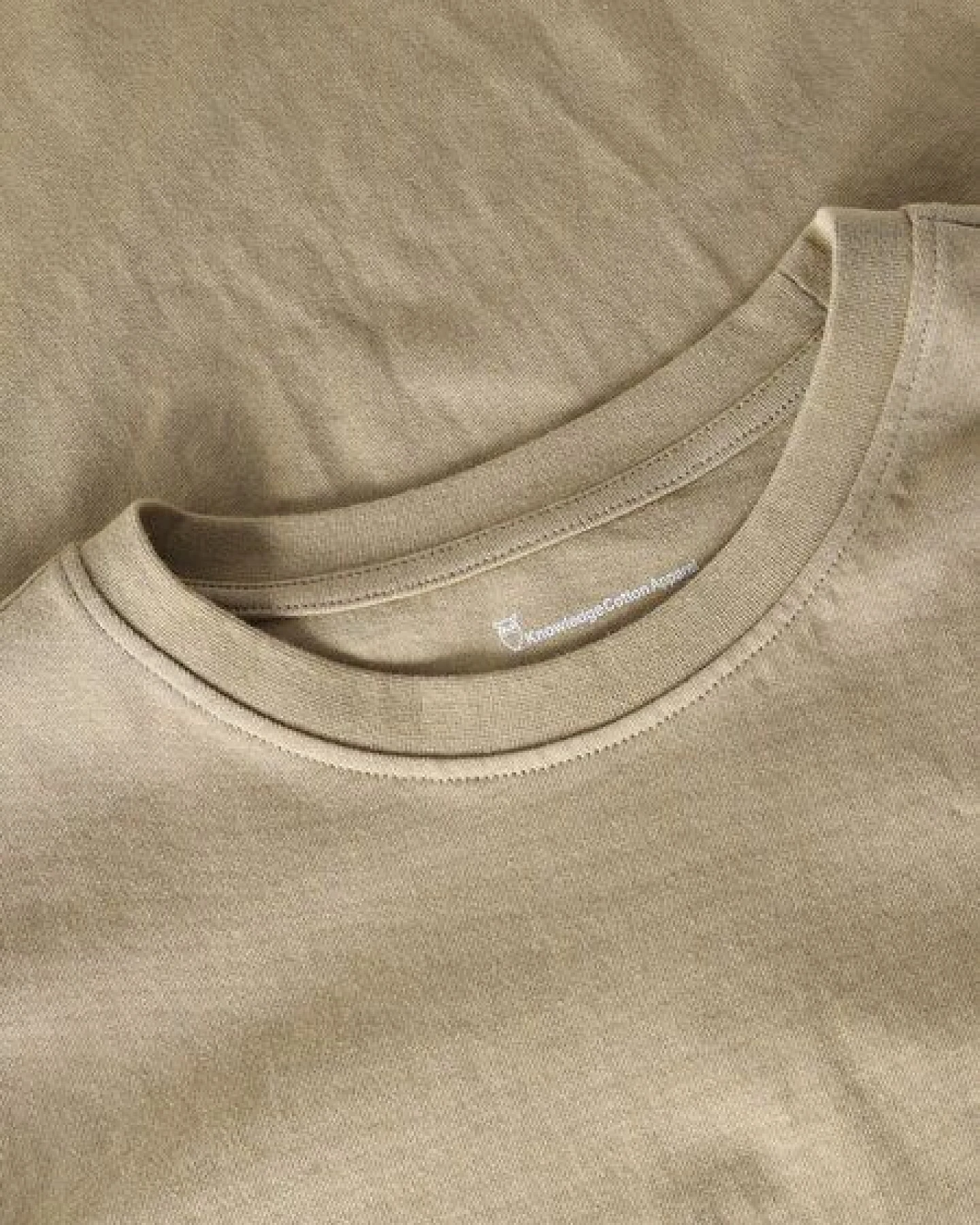 KnowledgeCotton Apparel T-Shirt LOKE Badge aus Bio-Baumwolle - ROC/GOTS/Vegan – Ansicht 4