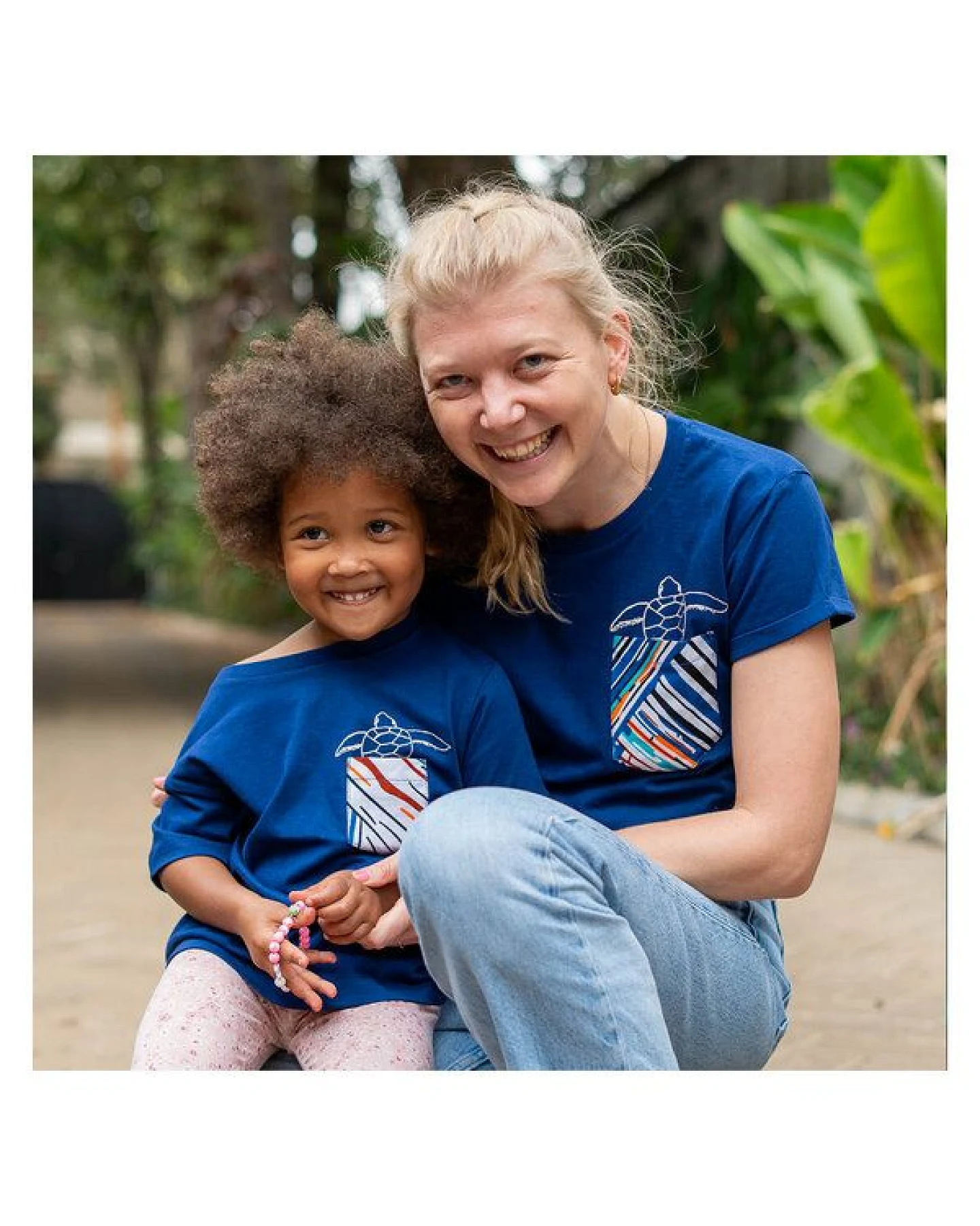 Kipepeo-Clothing BABY-TURTLE Frauen T-Shirt mit Brusttasche Mitternachtsblau Made in Africa – Ansicht 2