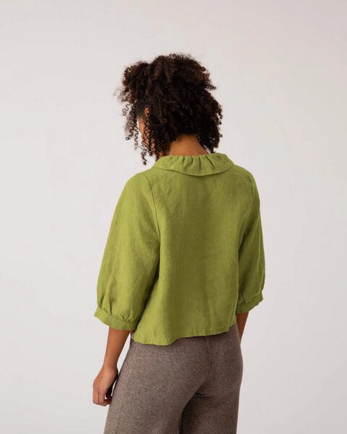 Matona Bluse mit Rüschenkragen für Frauen aus Leinen / Ruffled Collar Blouse – Ansicht 2