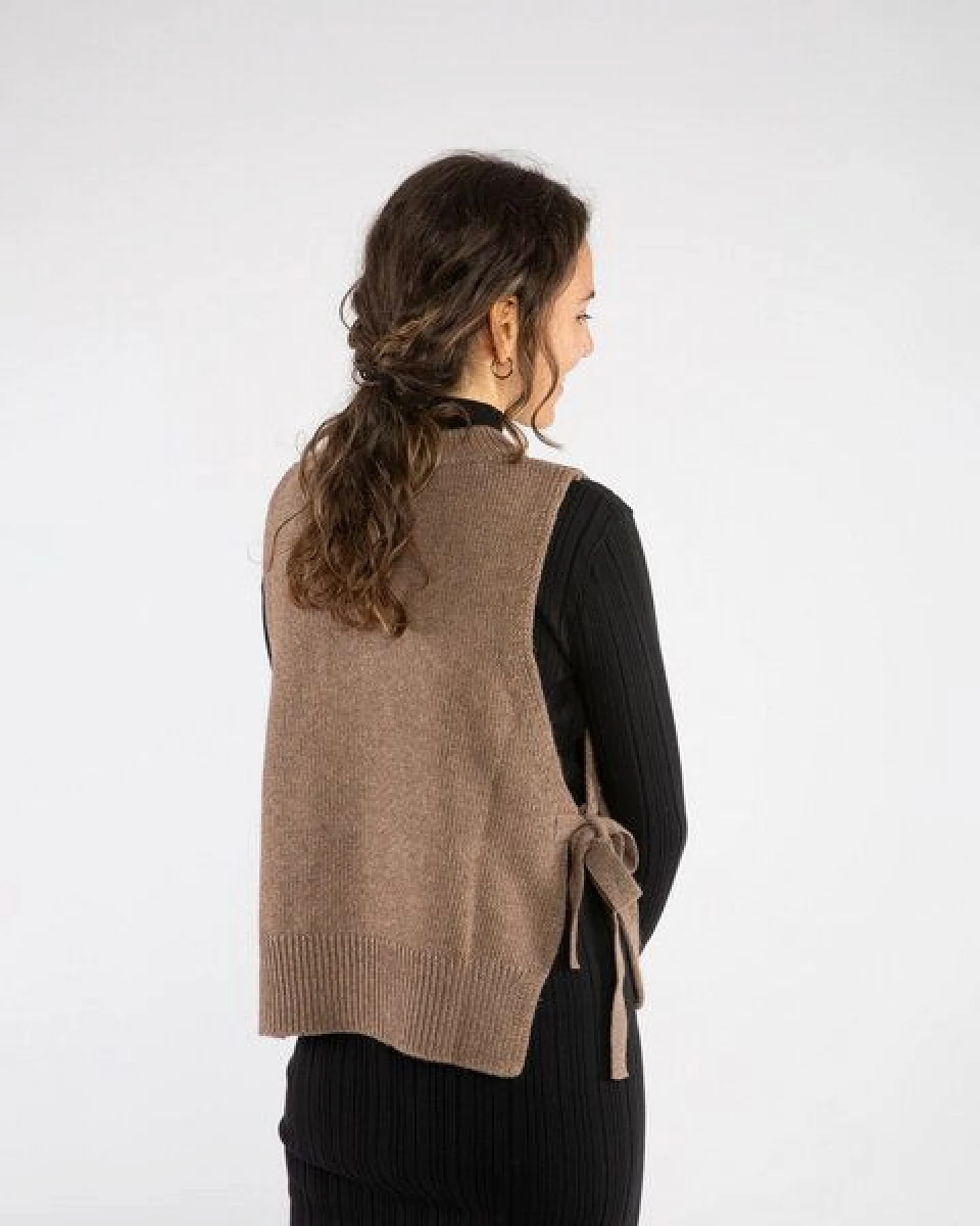 Matona Strickpullunder mit Bindedetail für Frauen aus Bio-Baumwolle und Lammwolle / Apron Vest – Ansicht 2