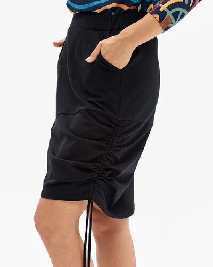 KOKOworld Rock Arvena – Asymmetrischer Schnitt – Bequeme Taschen – Erhältlich in Schwarz oder mit Print-Panel – Fair produziert in Polen