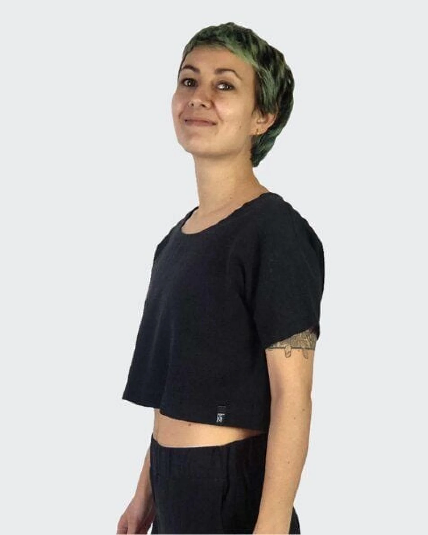 LUMEN organic Shirt CROPPED Leinen schwarz – Ansicht 4