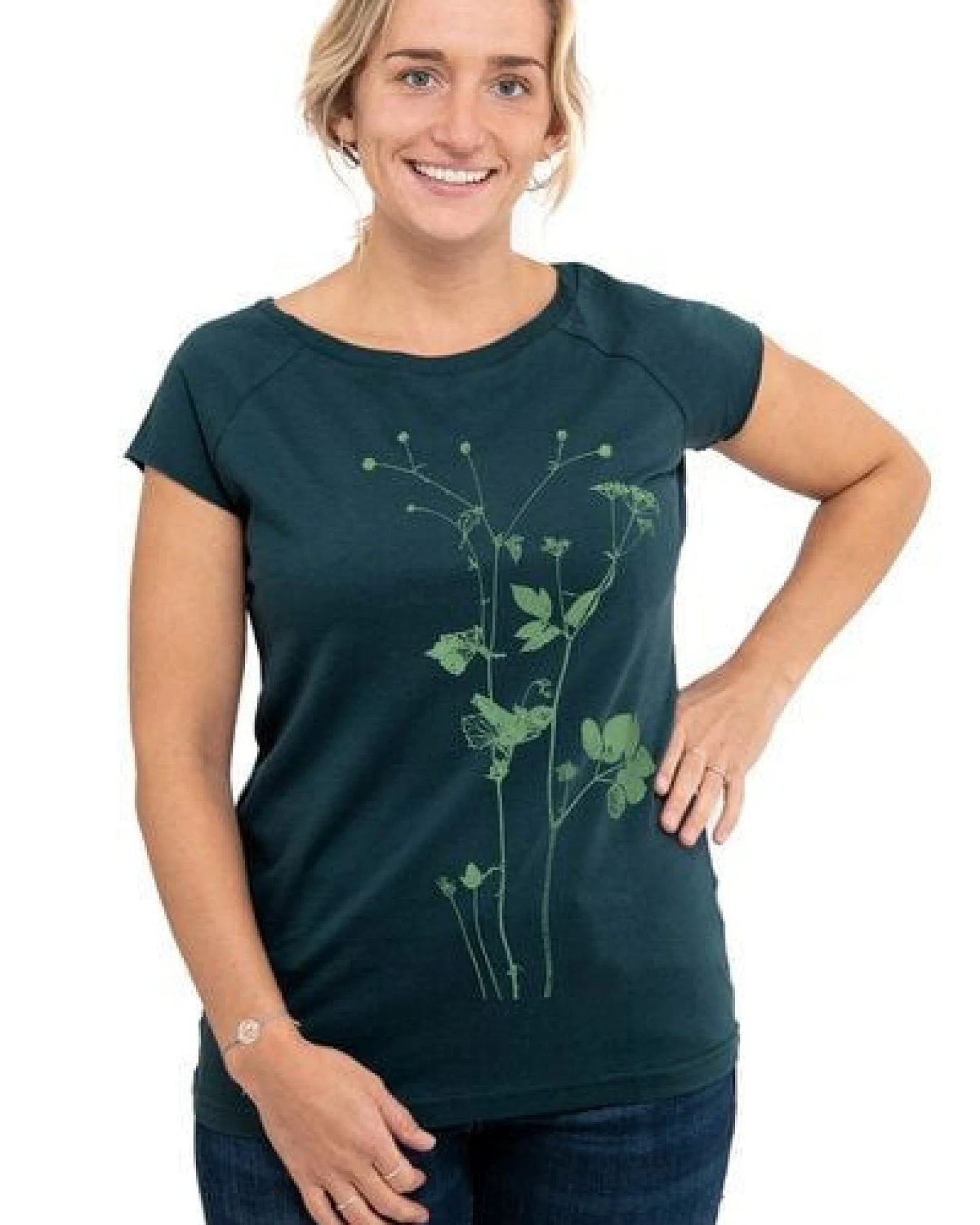 Hirschkind Frauen-Raglanshirt „Lovely Unkraut“ dunkelgrün - Made in Kenia & handbedruckt in Berlin – Ansicht 2