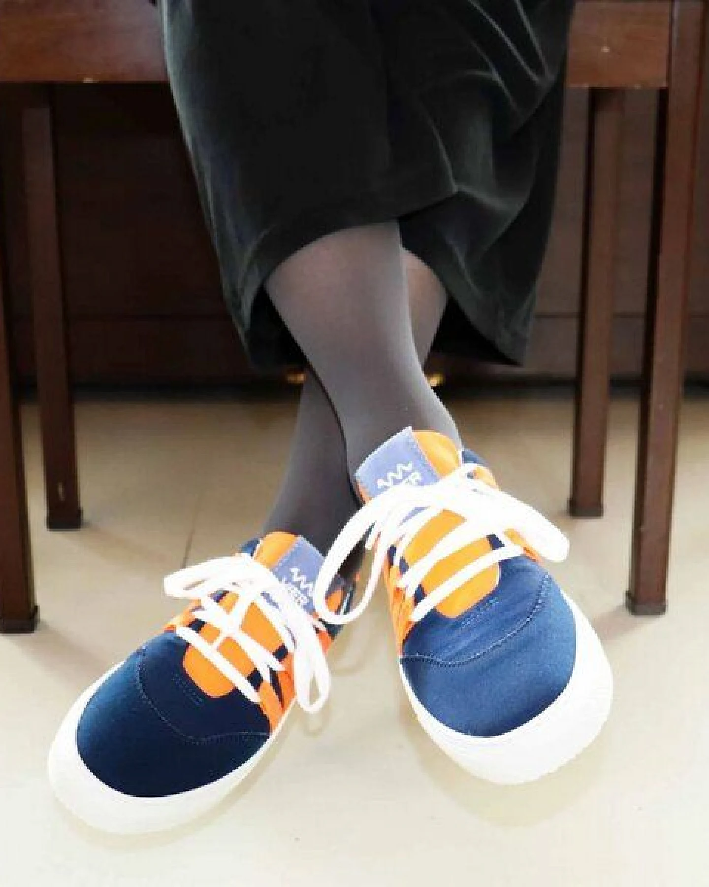VAER LIMITIERT / Nachhaltiger Sneaker: Recycled / Upcycled / Zirkulär / Vegan - Blue Orange Phoenix – Ansicht 2