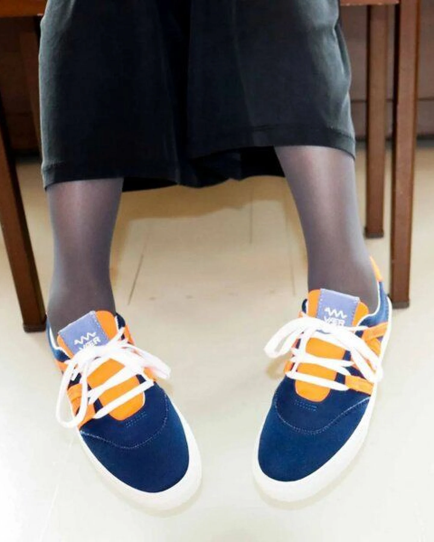 VAER LIMITIERT / Nachhaltiger Sneaker: Recycled / Upcycled / Zirkulär / Vegan - Blue Orange Phoenix – Ansicht 4