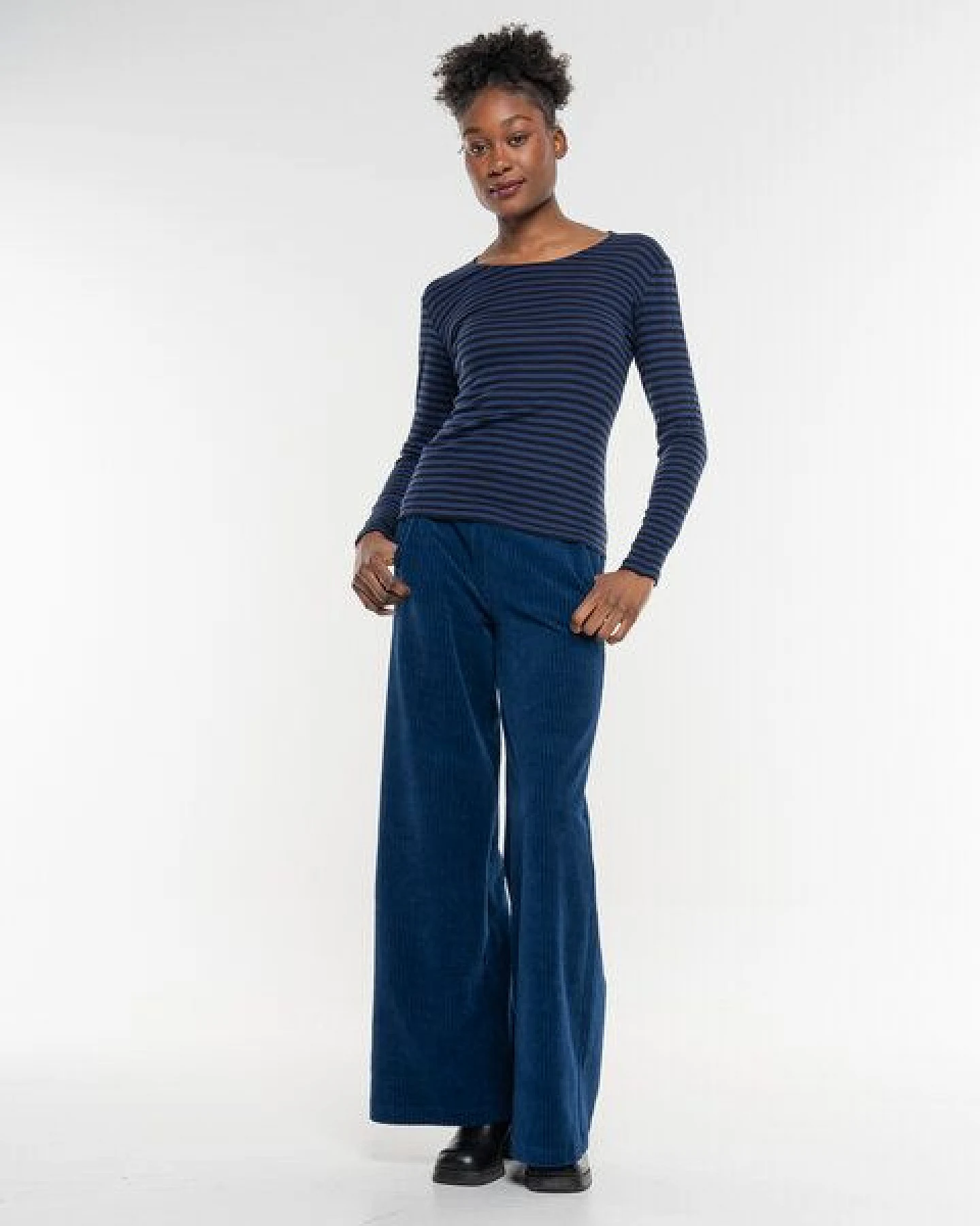 Alma & Lovis Geringeltes Longsleeve aus softer Bio-Baumwolle – Ansicht 3