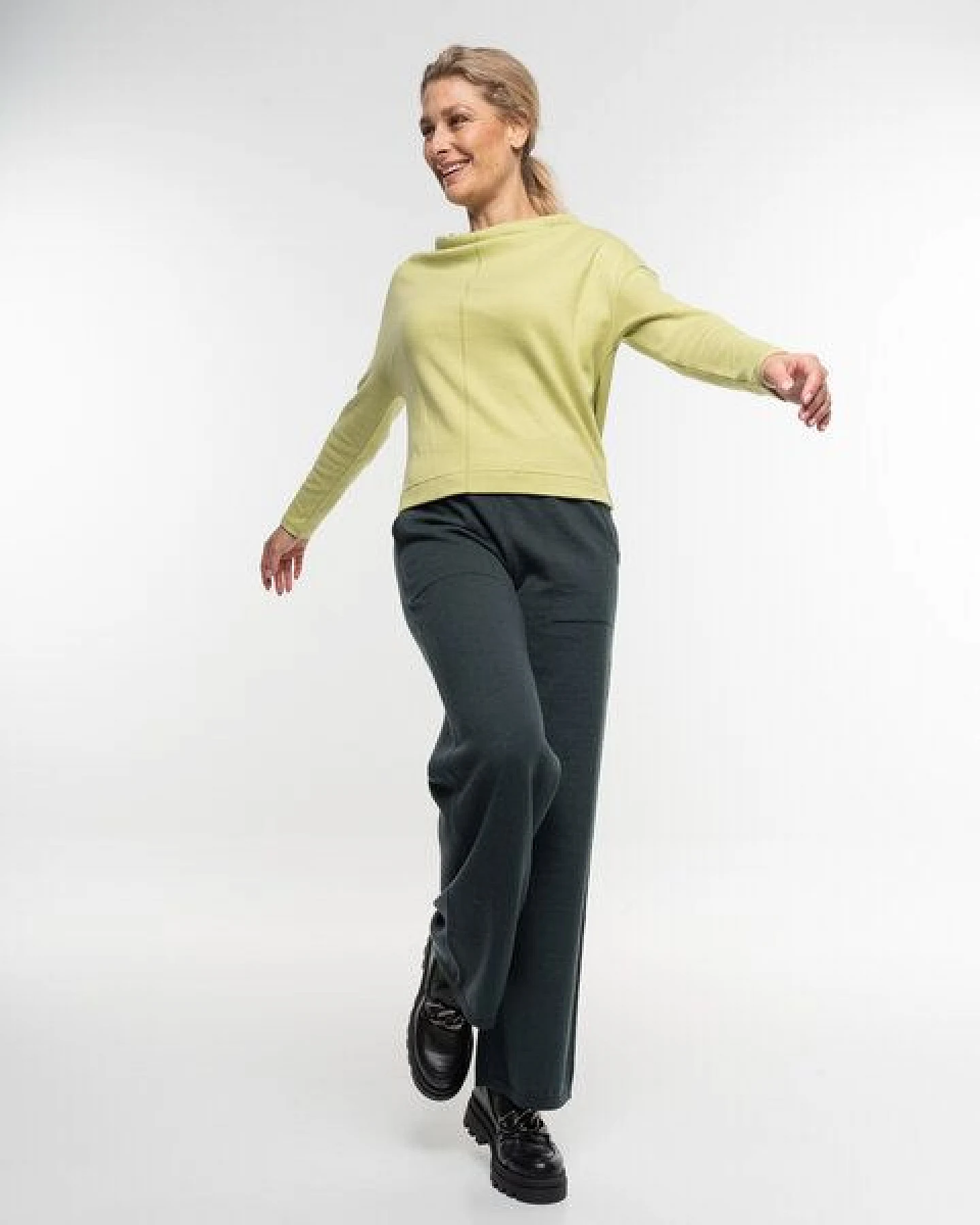 Alma & Lovis Sweater mit Wasserfall-Ausschnitt aus Organic Cotton – Ansicht 2
