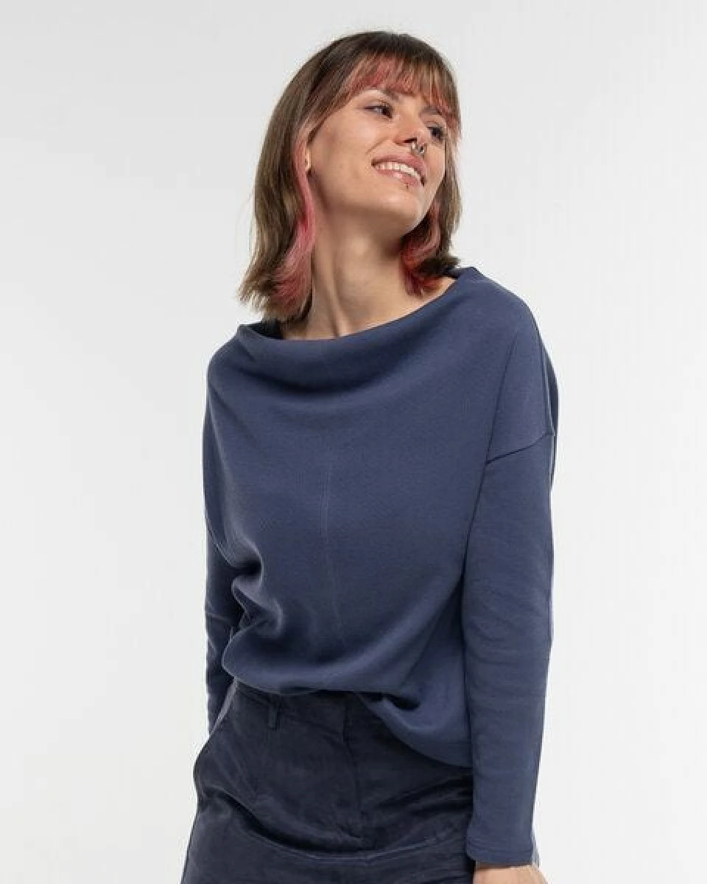 Alma & Lovis Sweater mit Wasserfall-Ausschnitt aus Organic Cotton – Ansicht 3