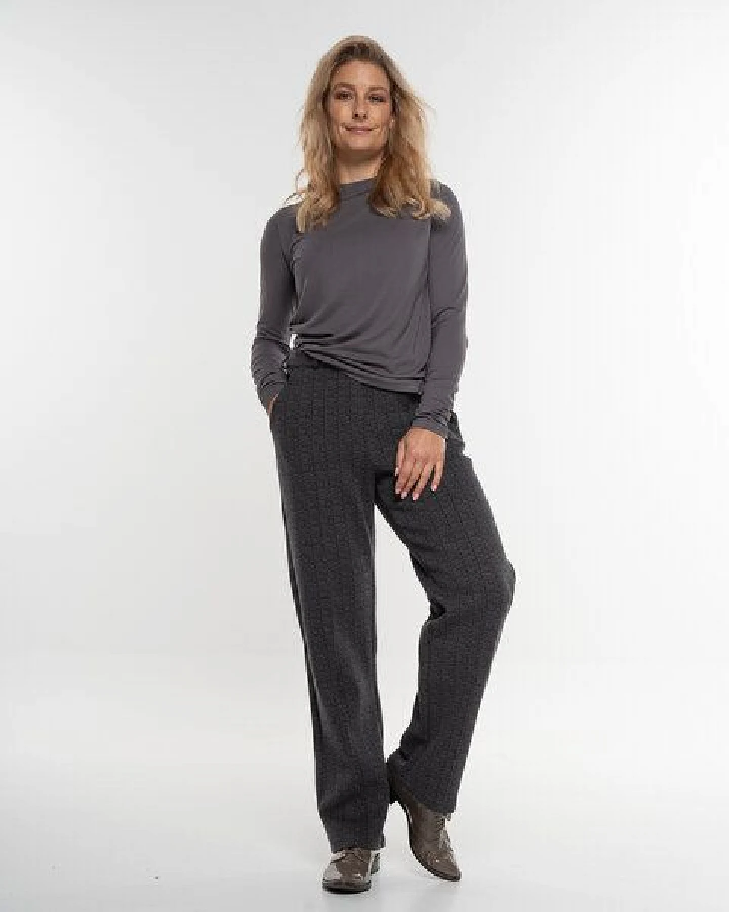 Alma & Lovis Stylisches Langarmshirt aus fließendem EcoVero – Ansicht 2