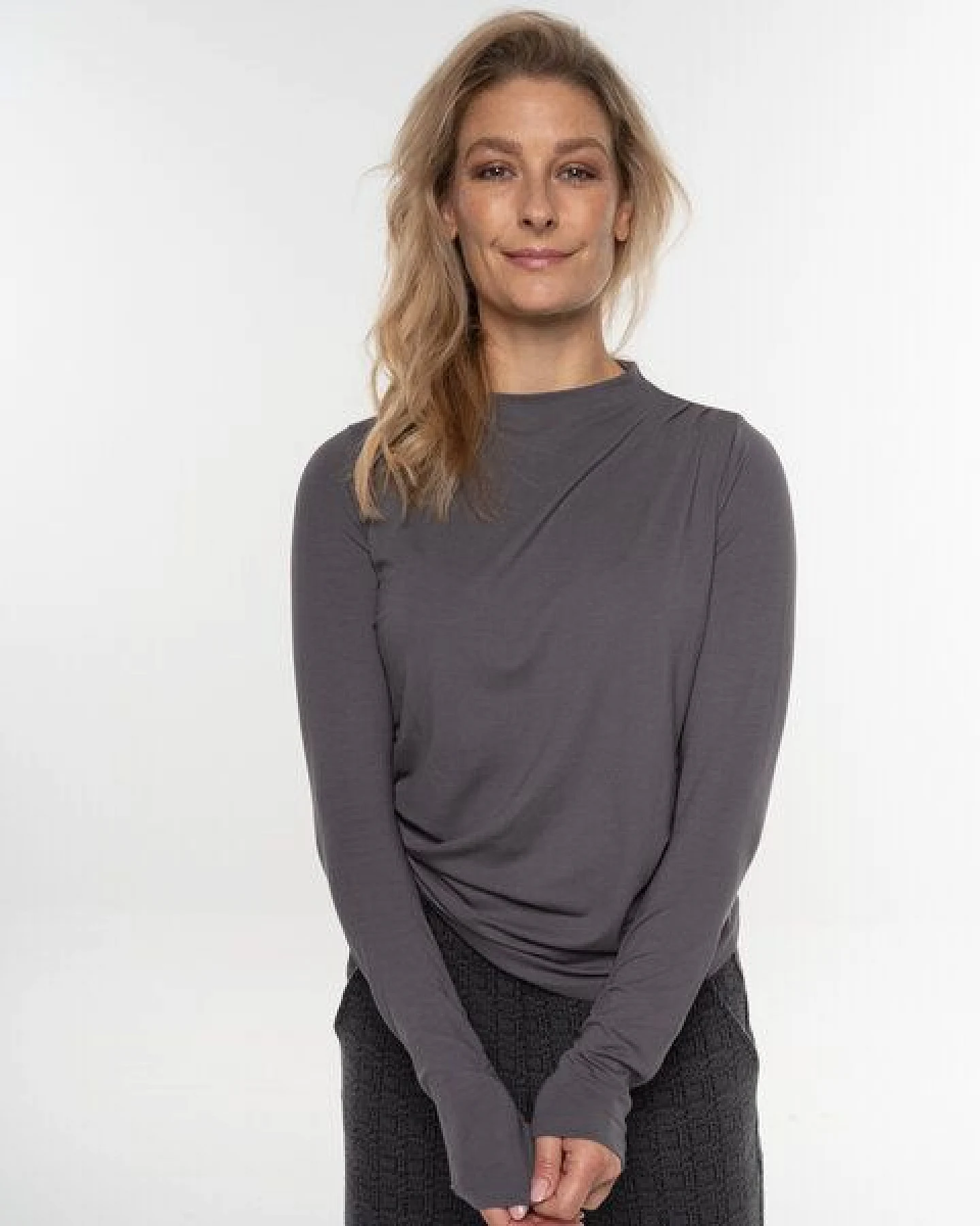 Alma & Lovis Stylisches Langarmshirt aus fließendem EcoVero – Ansicht 3