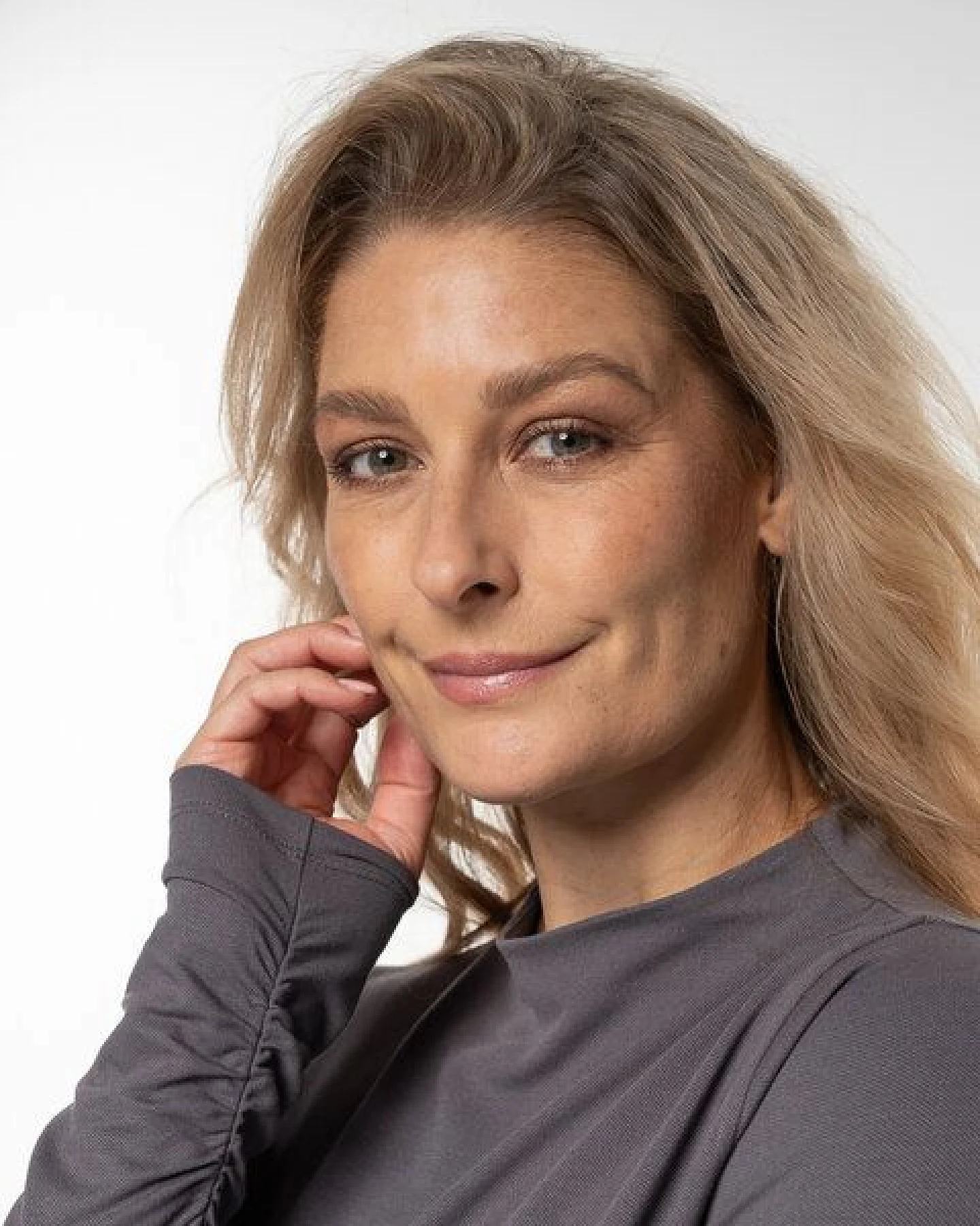 Alma & Lovis Stylisches Langarmshirt aus fließendem EcoVero – Ansicht 4
