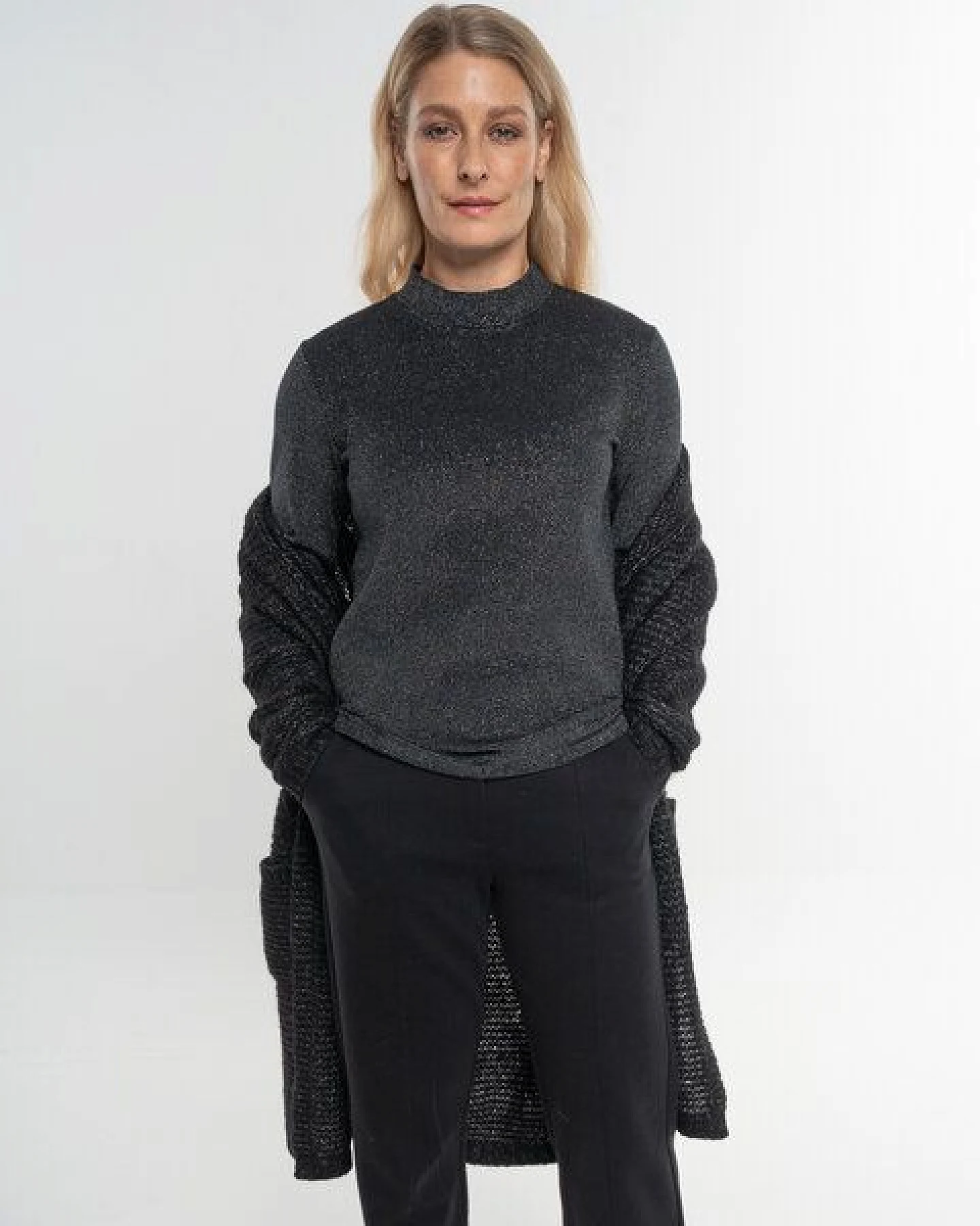Alma & Lovis Turtleneck Glitzer-Shirt in Waffelpiqué aus Organic Cotton – Ansicht 2