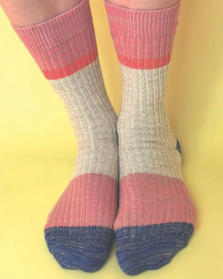 Fräulein Prusselise Wollfgang Socke beige rosa blau bunt colourblock Wolle