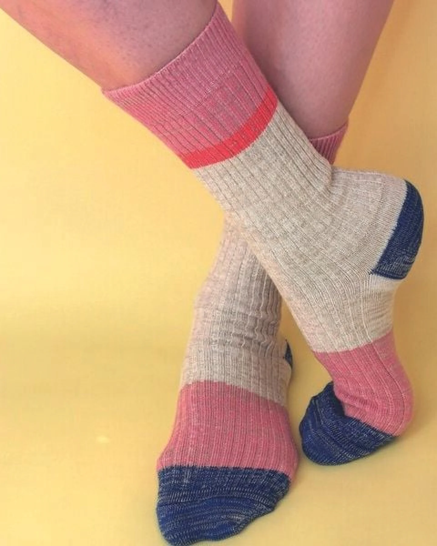 Fräulein Prusselise Wollfgang Socke beige rosa blau bunt colourblock Wolle – Ansicht 2