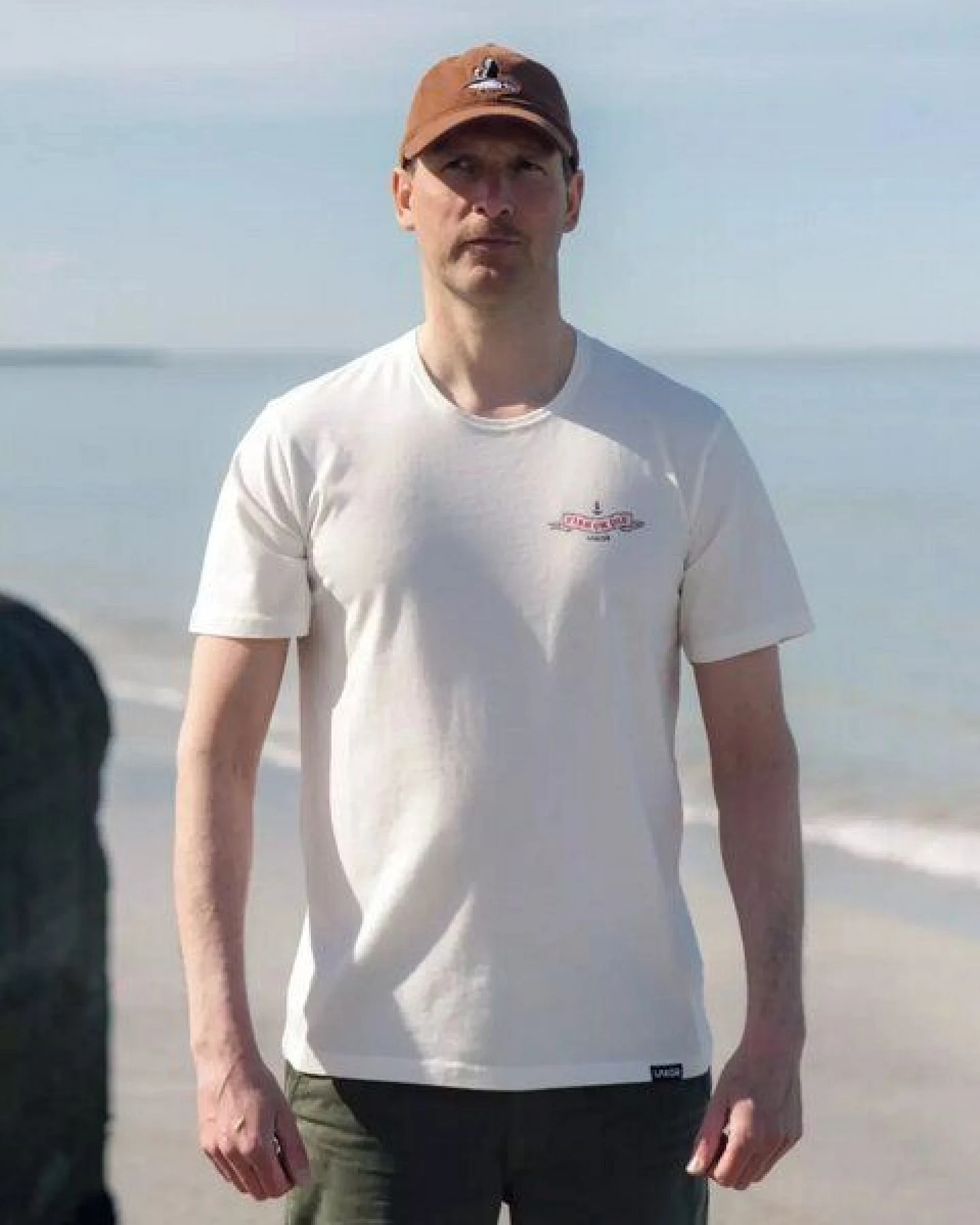 LAKOR T-Shirt aus Bio-Baumwolle - The Smoking Salmon – Ansicht 2