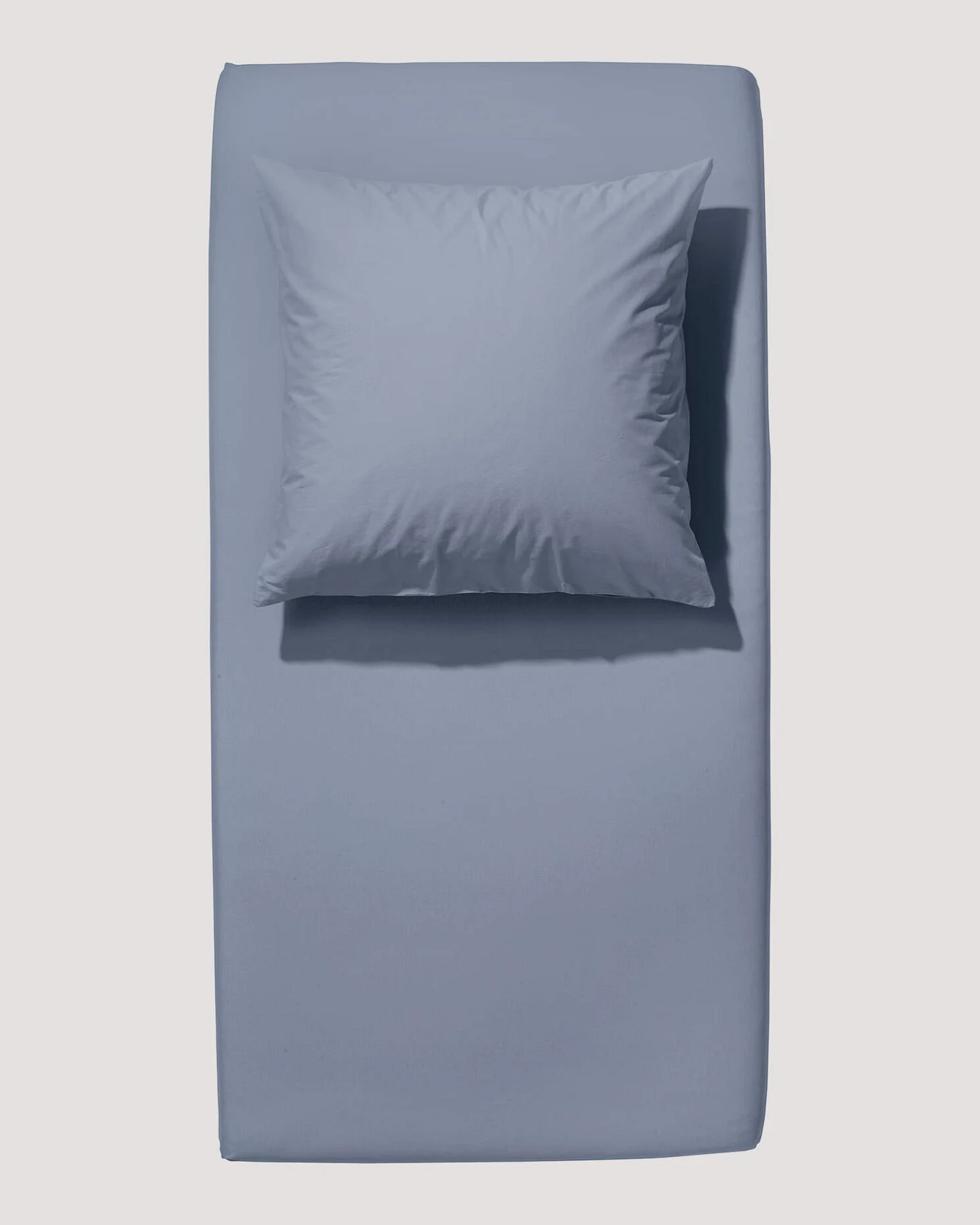 hessnatur Satin Spannbettlaken aus Bio-Baumwolle - blau - Größe 90-100x200 cm – Ansicht 2
