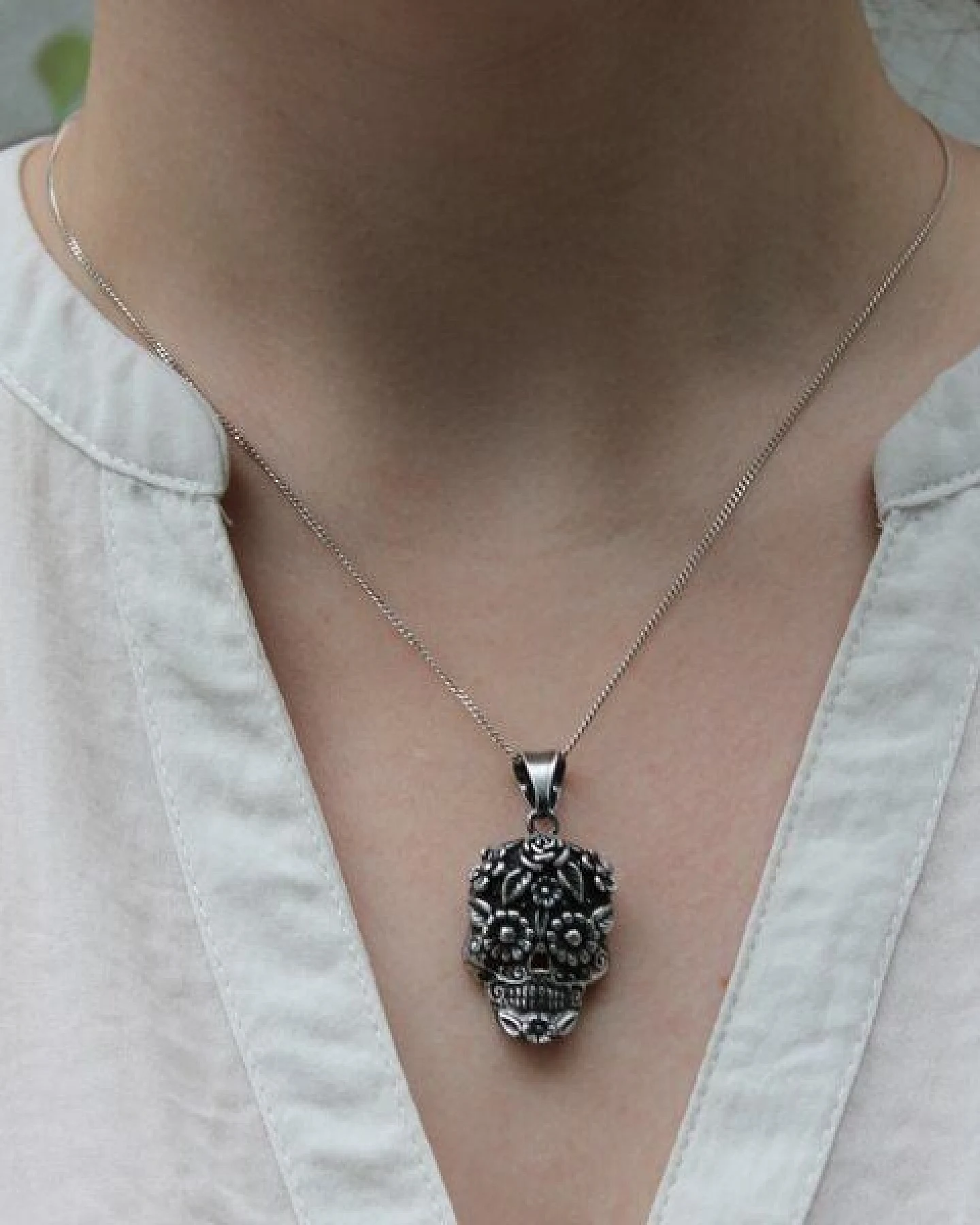 pakilia Fair-Trade Silber Totenkopf-Anhänger mit Silber- od. Kautschukkette – Ansicht 2