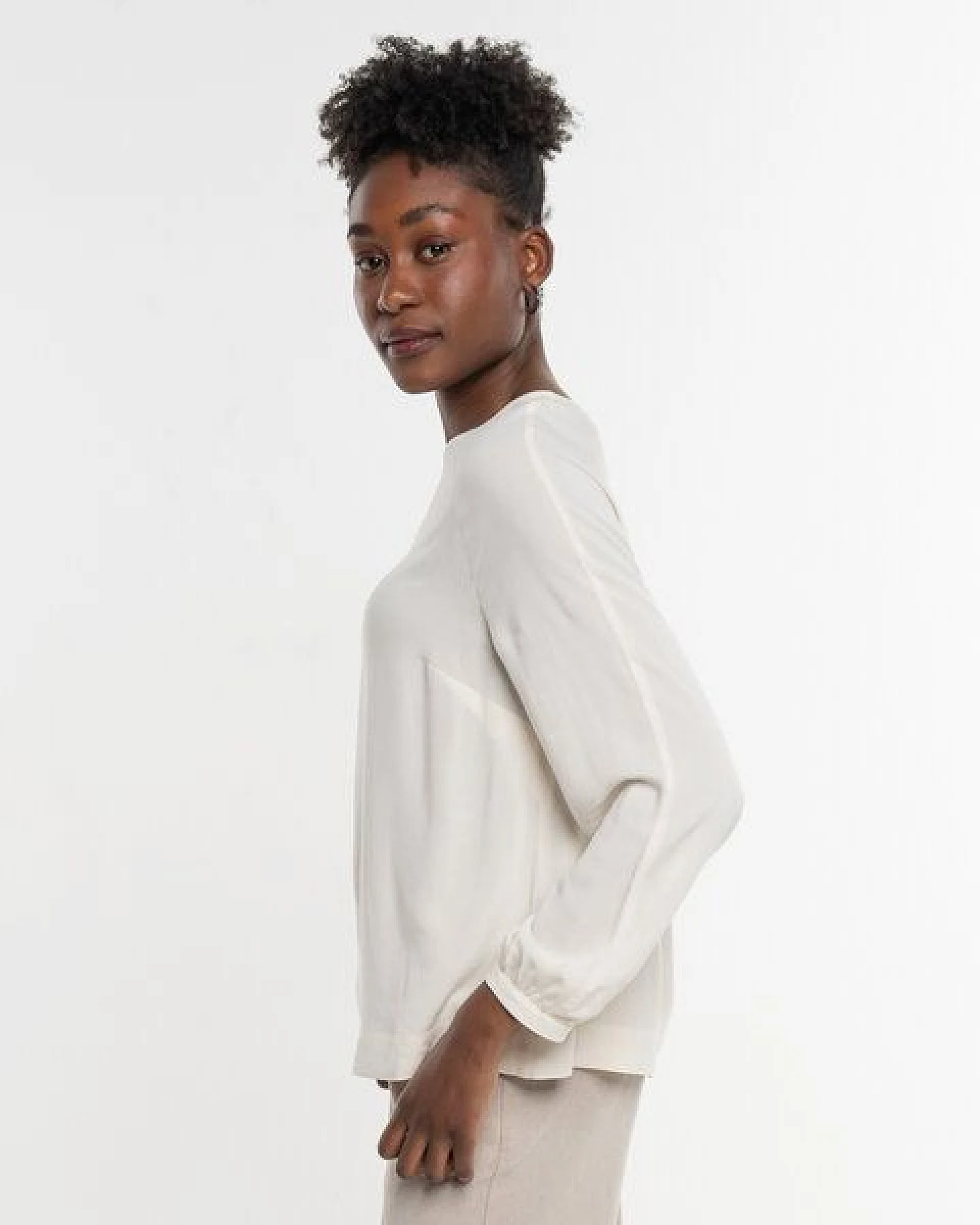 Alma & Lovis Legeres Blusenshirt aus fließendem EcoVero – Ansicht 3