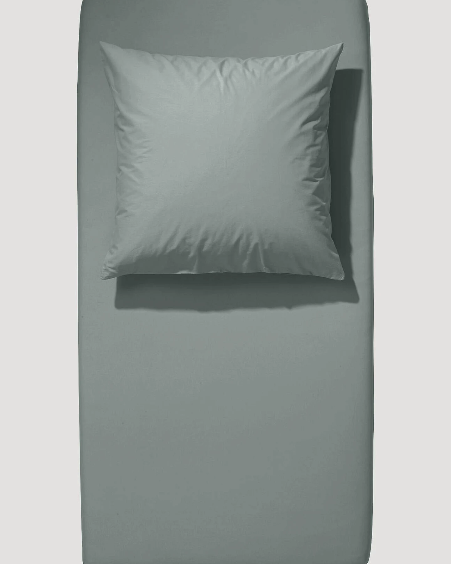 hessnatur Satin Spannbettlaken aus Bio-Baumwolle - grün - Größe 140-160x200 cm – Ansicht 2