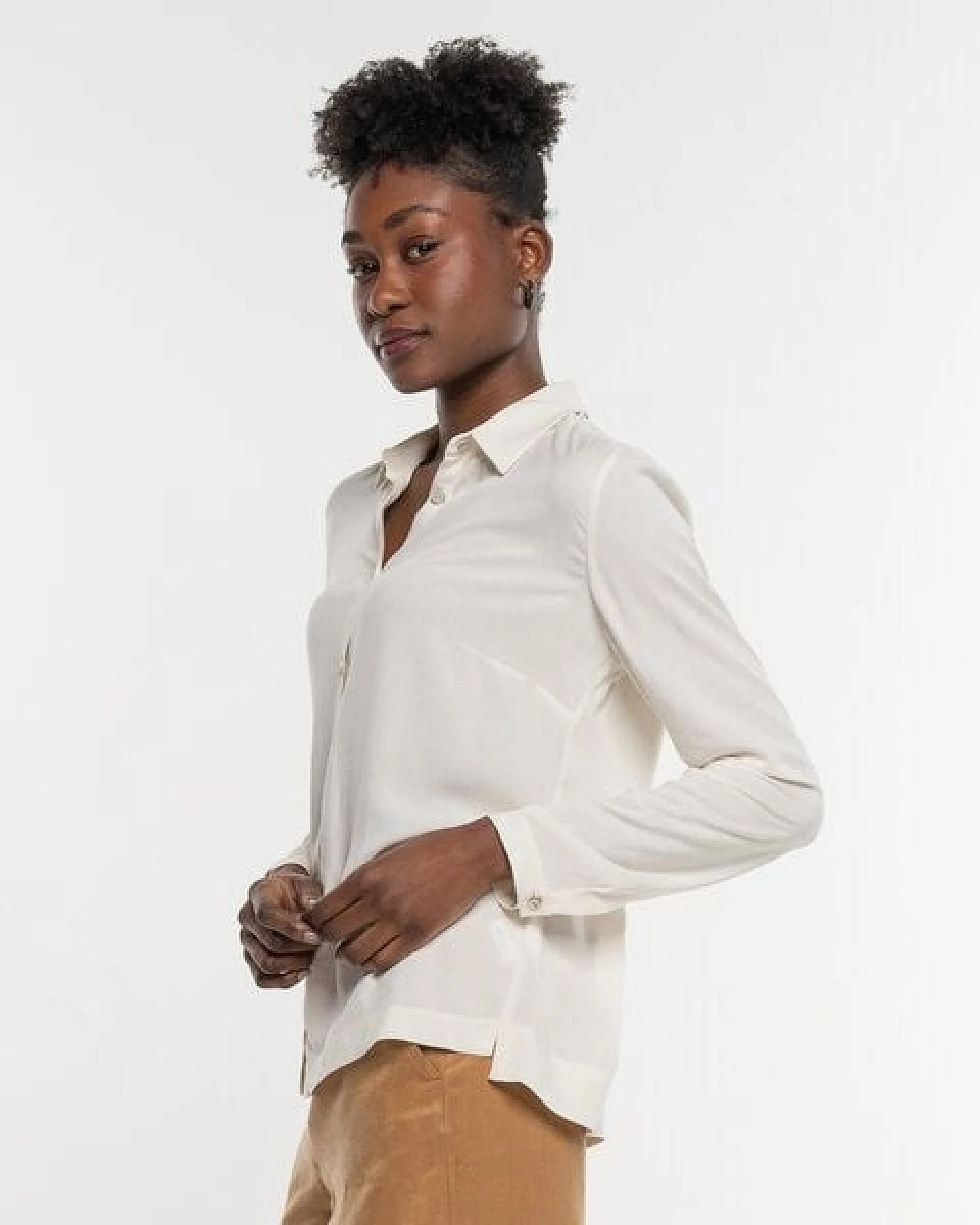 Alma & Lovis Elegante Bluse aus fließendem EcoVero – Ansicht 3