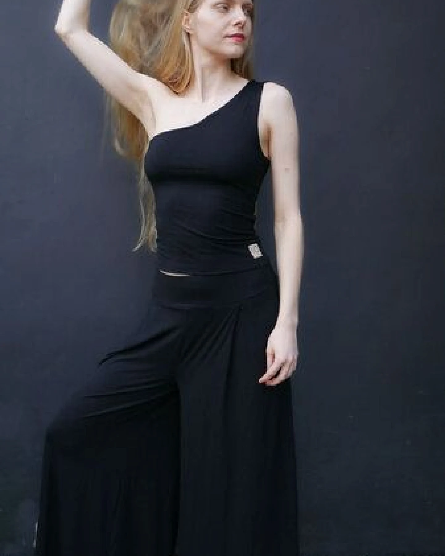 10 BODIES Asymmetrical top aus Ecovero Premium Viscose – Ansicht 2