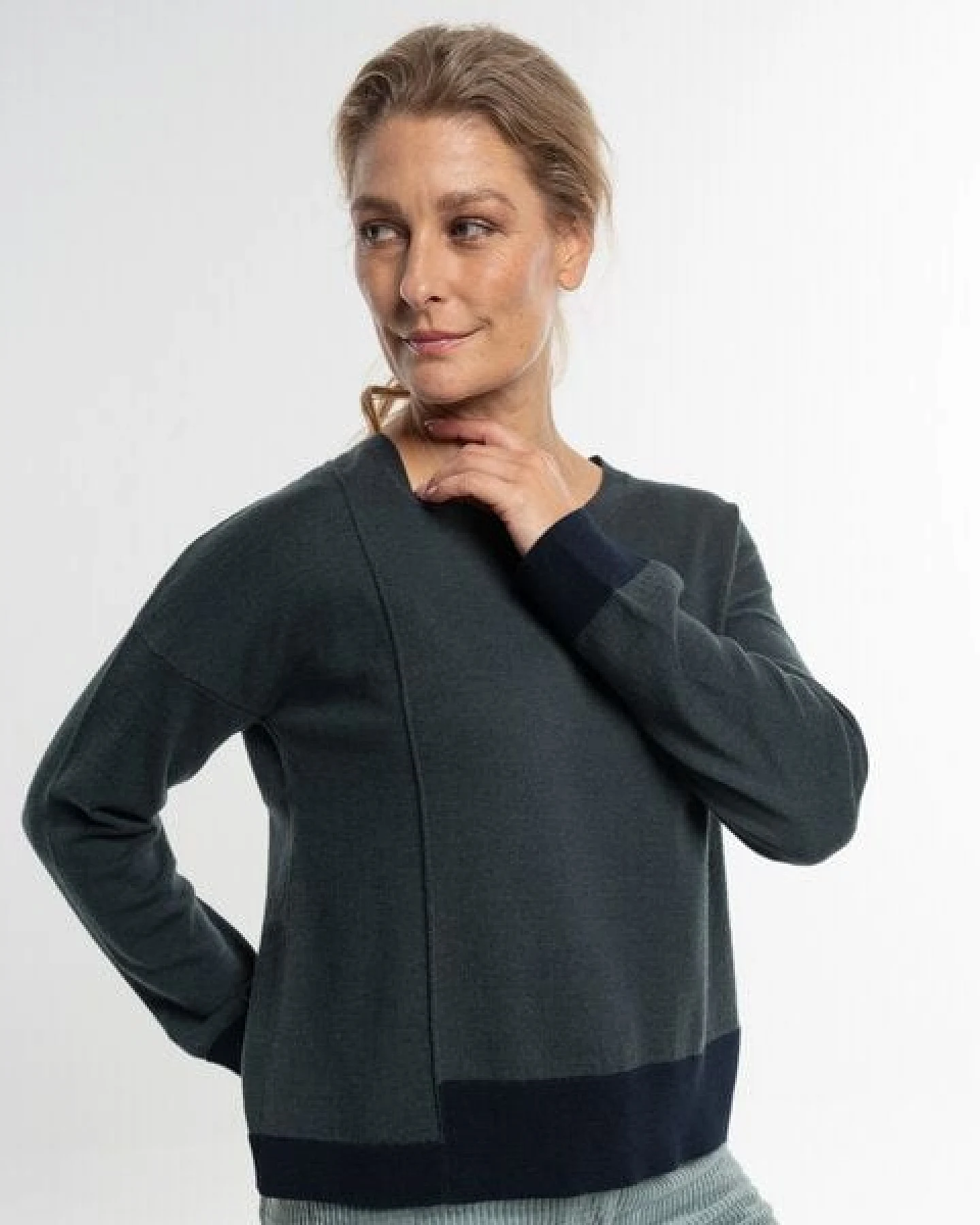 Alma & Lovis Feiner Strickpulli aus softem Bio-Baumwoll-/Woll-Mix – Ansicht 4