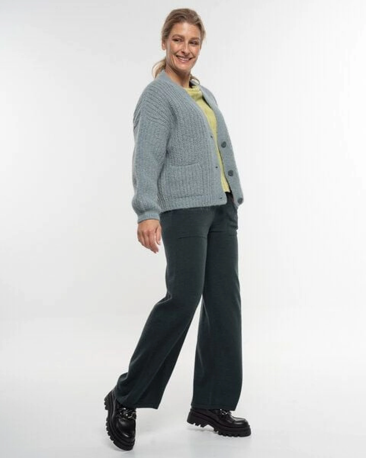 Alma & Lovis Legere Strickmarlene aus softem Bio-Baumwoll-/Woll-Mix – Ansicht 3