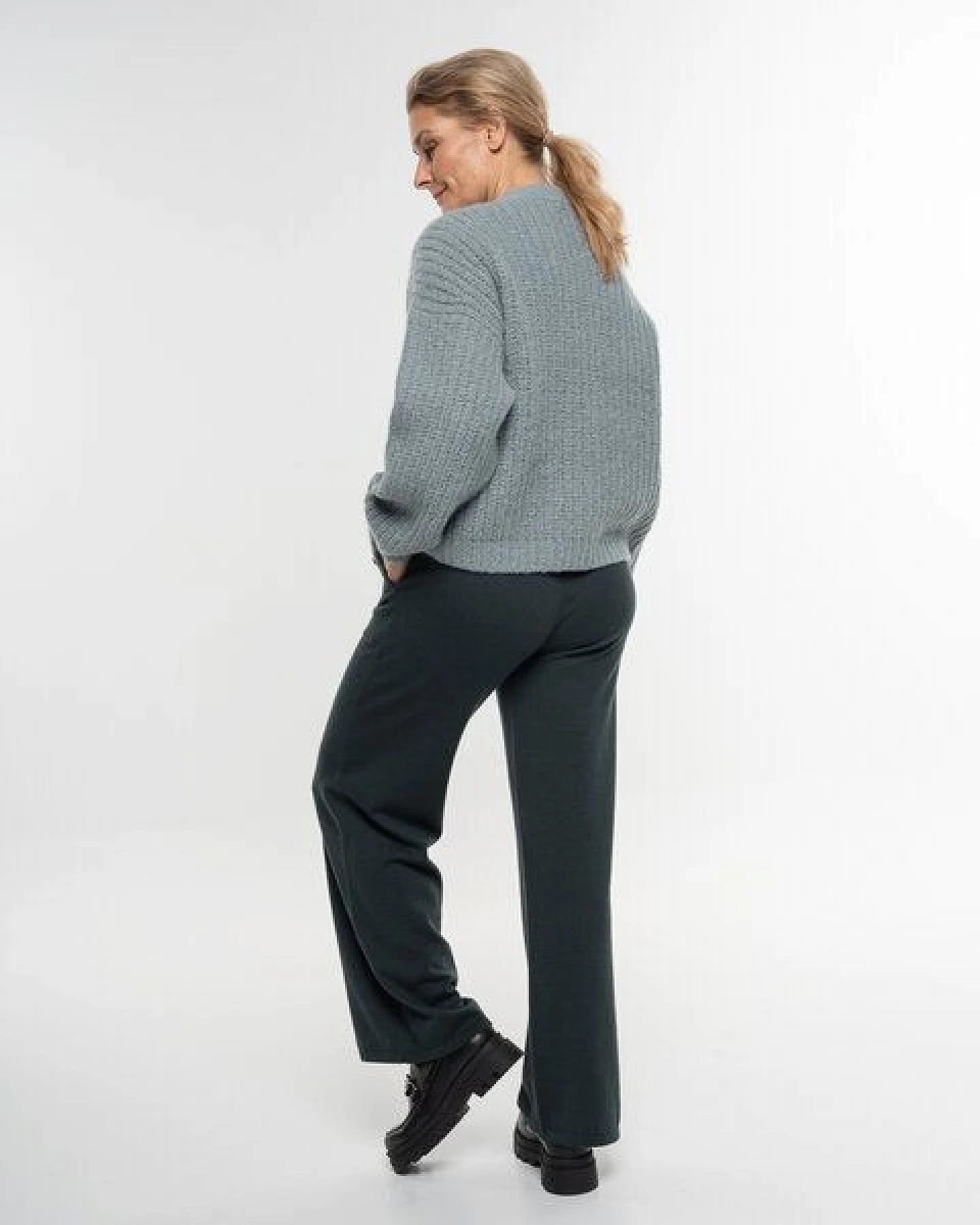 Alma & Lovis Legere Strickmarlene aus softem Bio-Baumwoll-/Woll-Mix – Ansicht 4