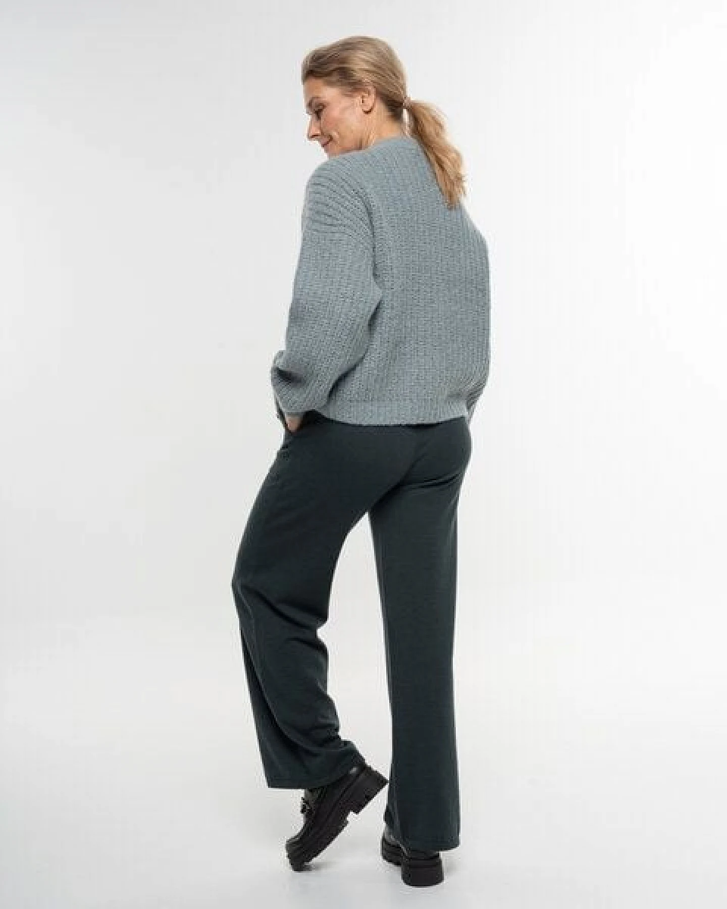 Alma & Lovis Legere Strickmarlene aus softem Bio-Baumwoll-/Woll-Mix – Ansicht 4