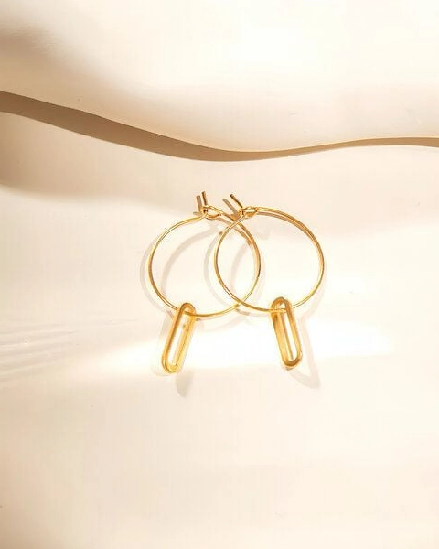 ELEKTROPULLI Superfeine zeitlose Kette 1mm schmal mit grafischem Oval Anhänger, Set mit Ohrringen – Ansicht 3