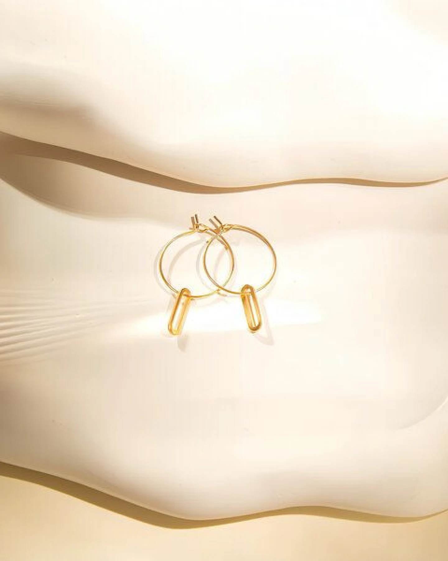 ELEKTROPULLI Superfeine zeitlose Kette 1mm schmal mit grafischem Oval Anhänger, Set mit Ohrringen – Ansicht 4