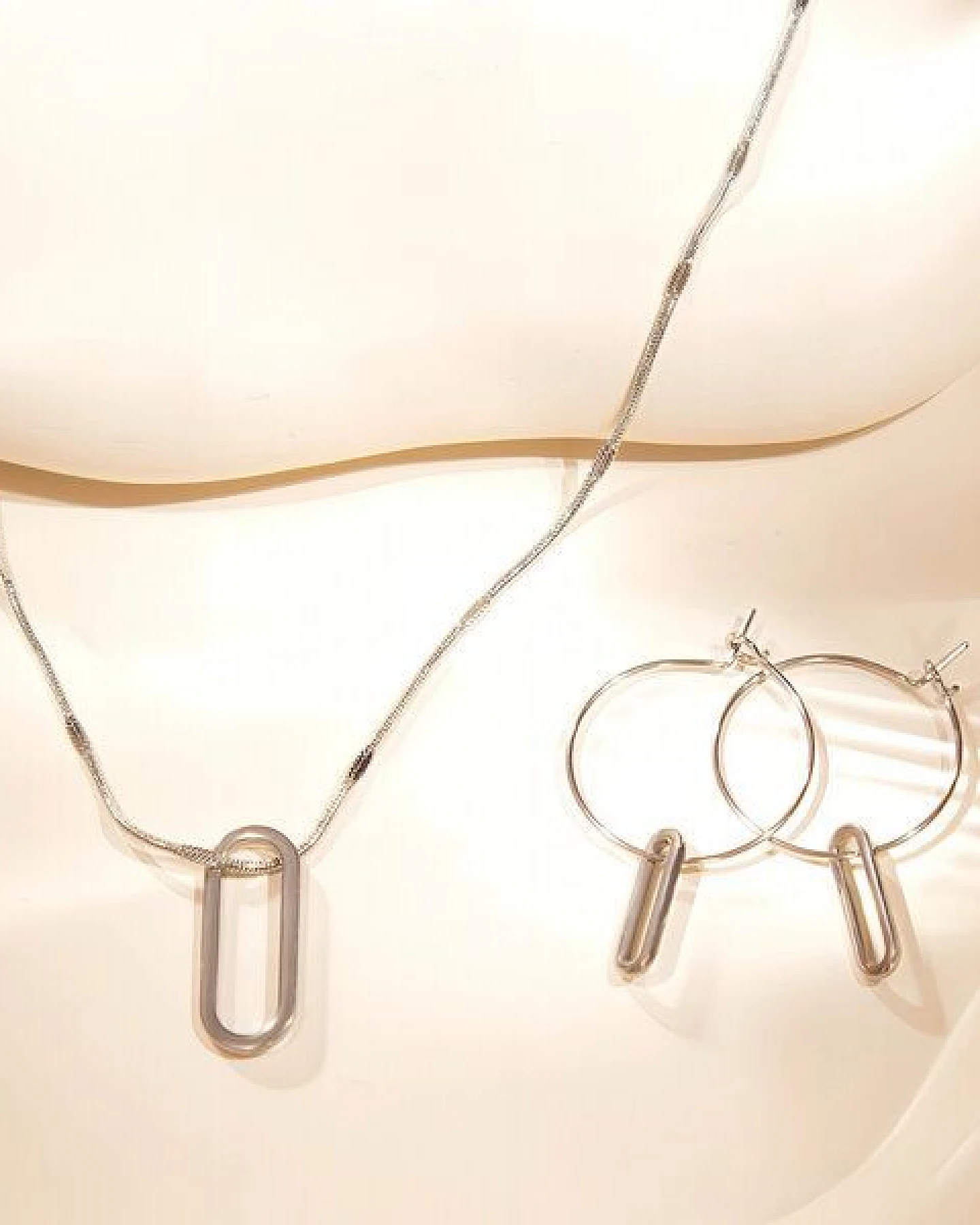 ELEKTROPULLI Superfeine zeitlose Kette 1mm schmal mit grafischem Oval Anhänger, Set mit Ohrringen – Ansicht 2