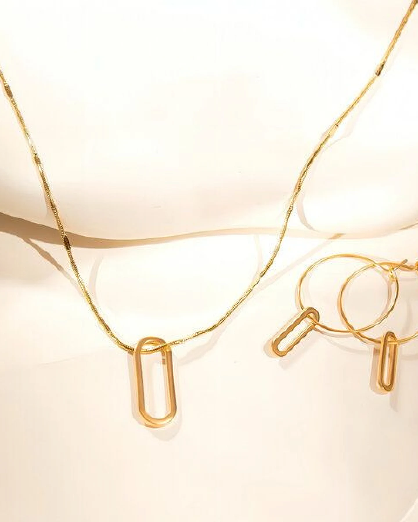 ELEKTROPULLI Superfeine zeitlose Kette 1mm schmal mit grafischem Oval Anhänger, Set mit Ohrringen – Ansicht 2