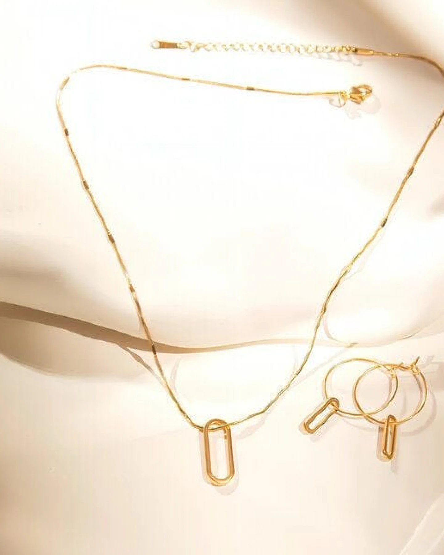 ELEKTROPULLI Superfeine zeitlose Kette 1mm schmal mit grafischem Oval Anhänger, Set mit Ohrringen – Ansicht 3